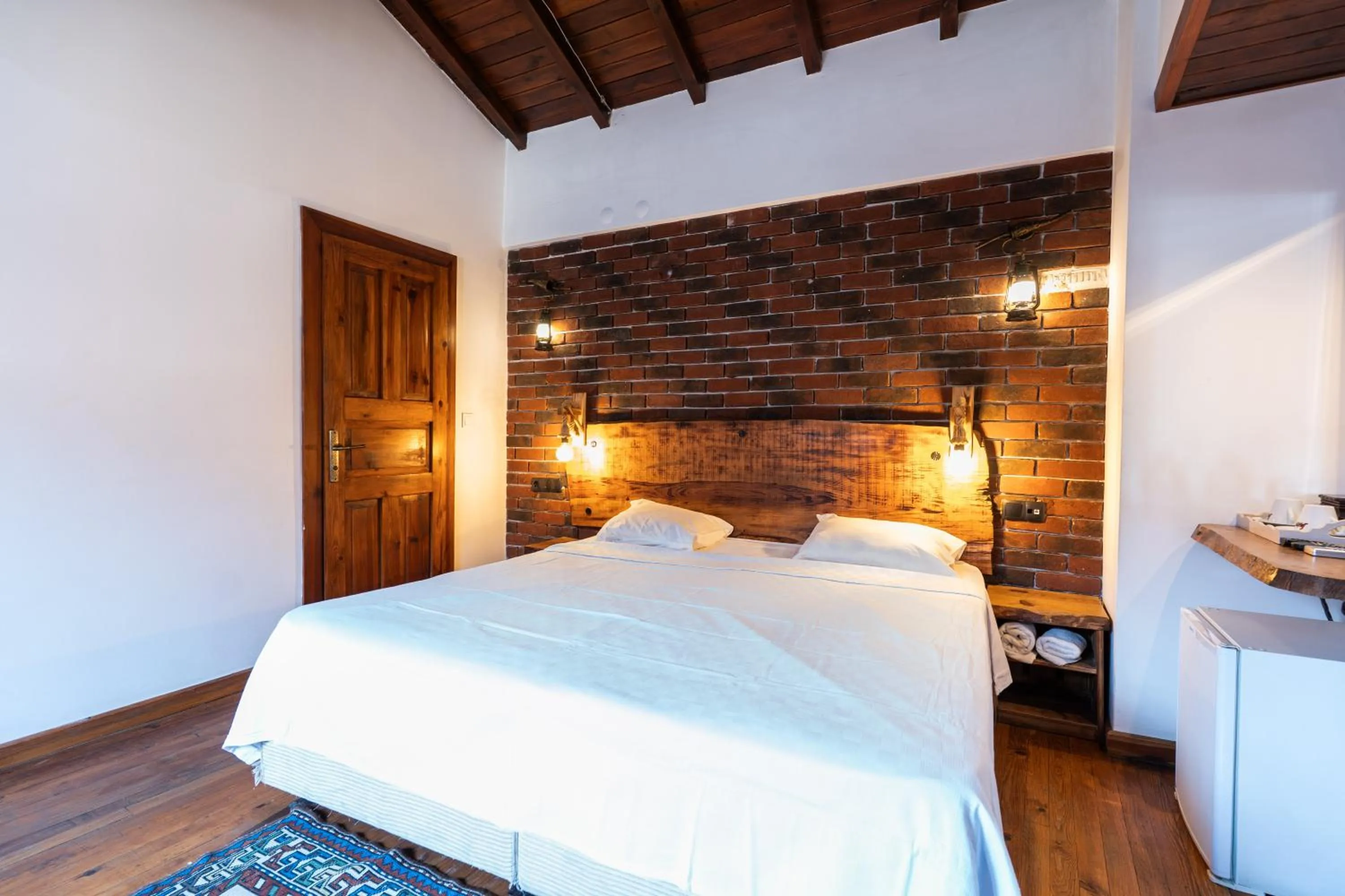 Bedroom, Bed in Amazon Petite Palace