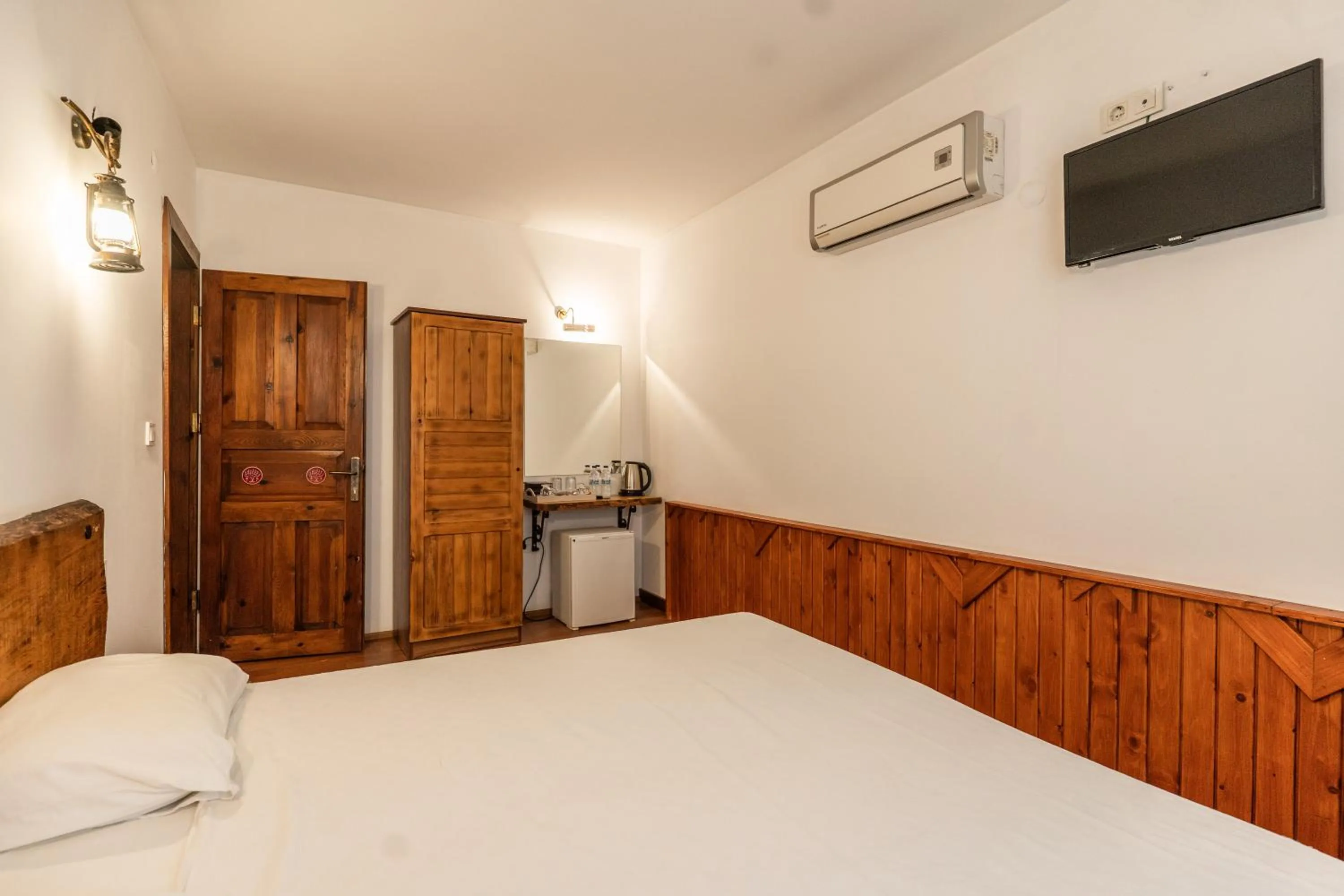 Bedroom, Bed in Amazon Petite Palace