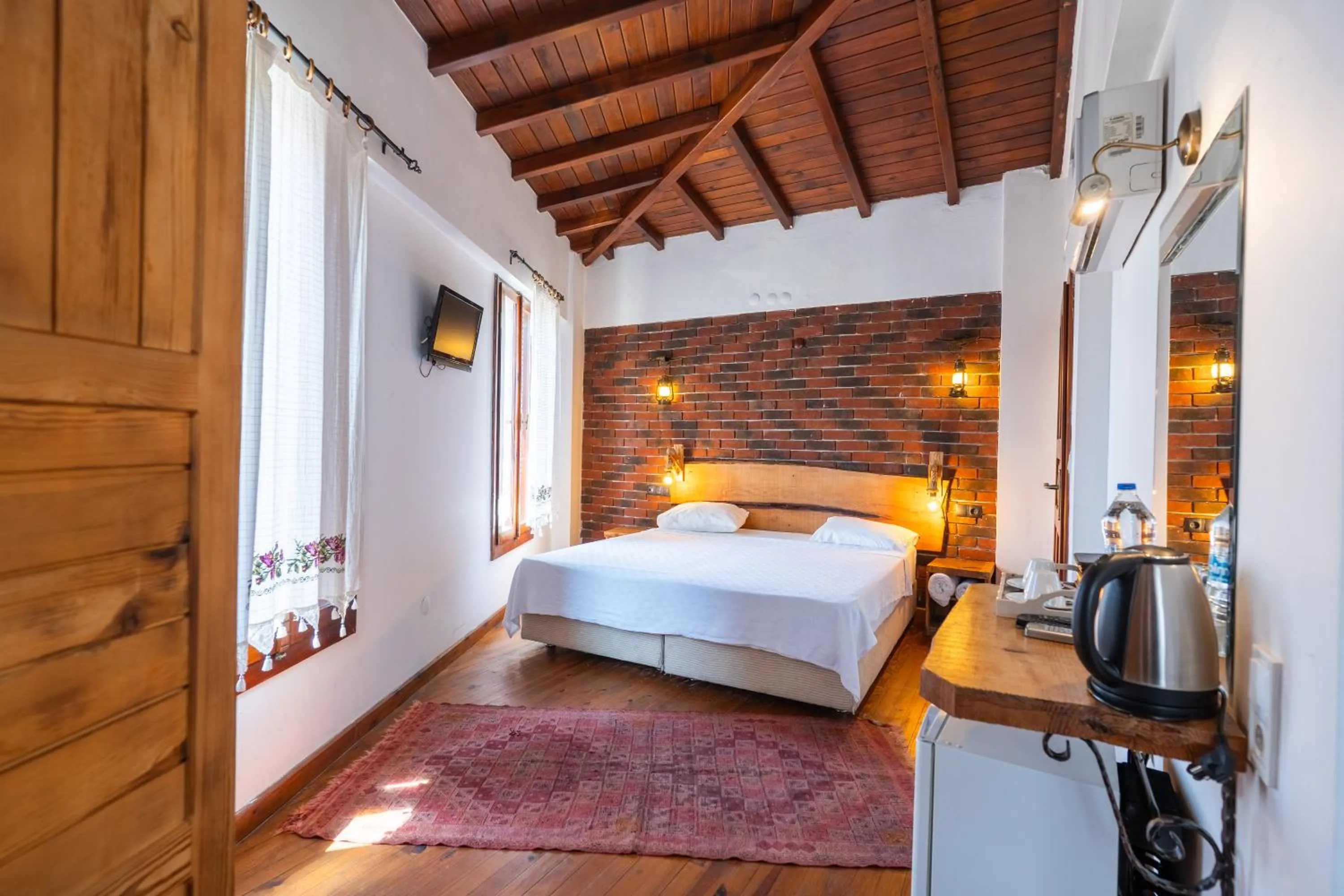 Bedroom, Bed in Amazon Petite Palace