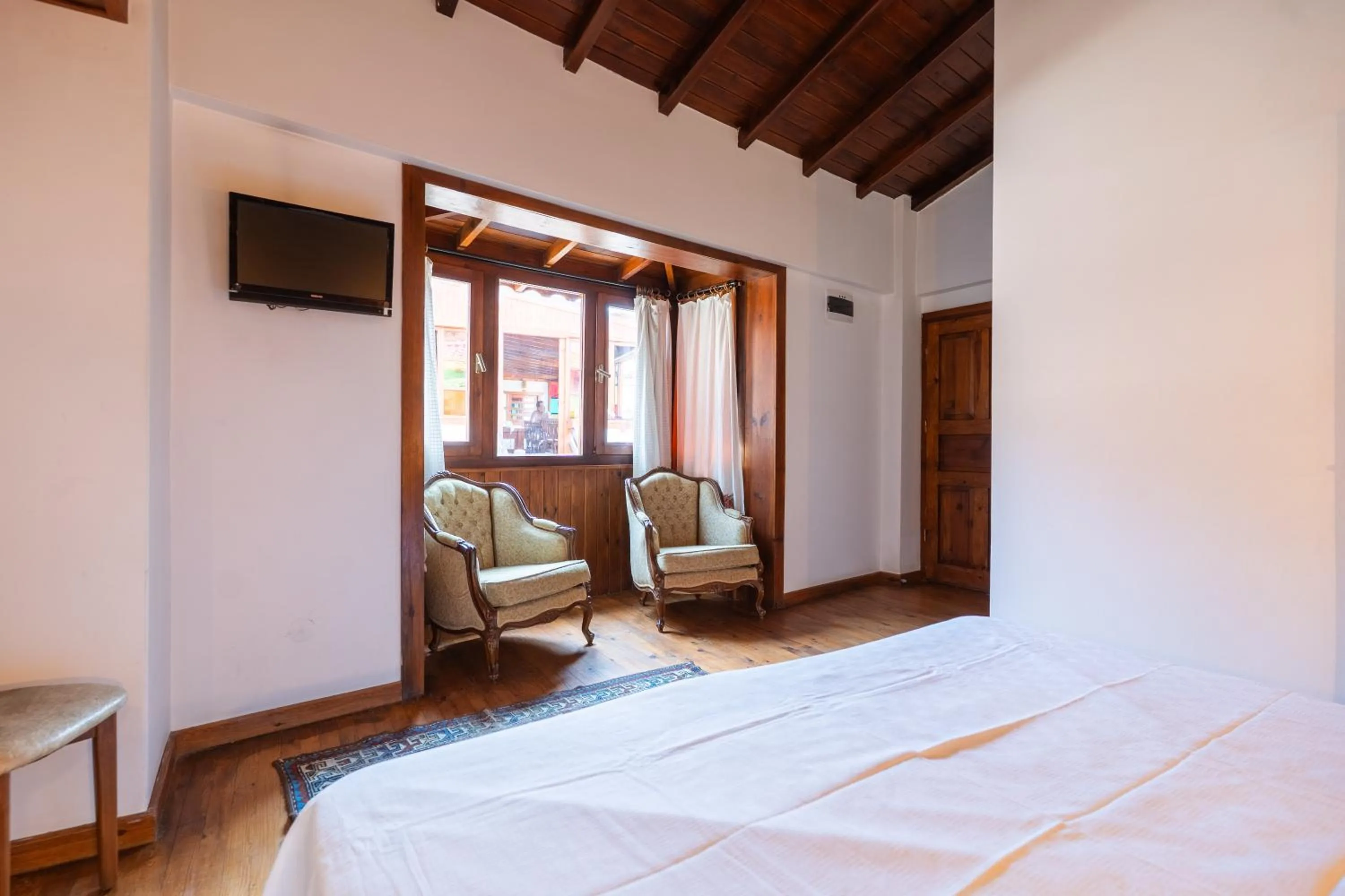 Photo of the whole room, Bed in Amazon Petite Palace