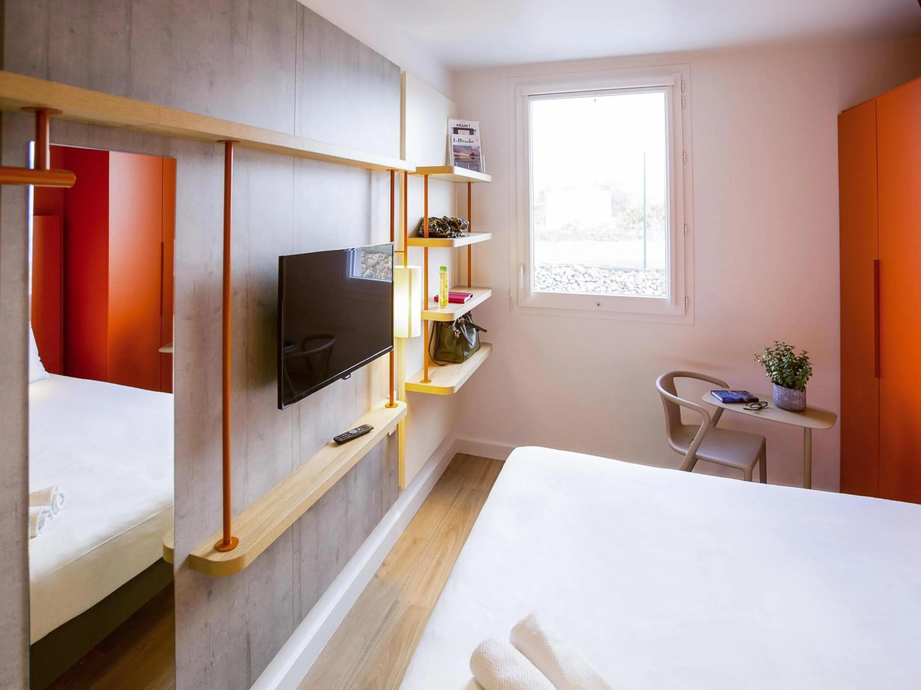 Bedroom, Bed in ibis budget Cherbourg - La Glacerie