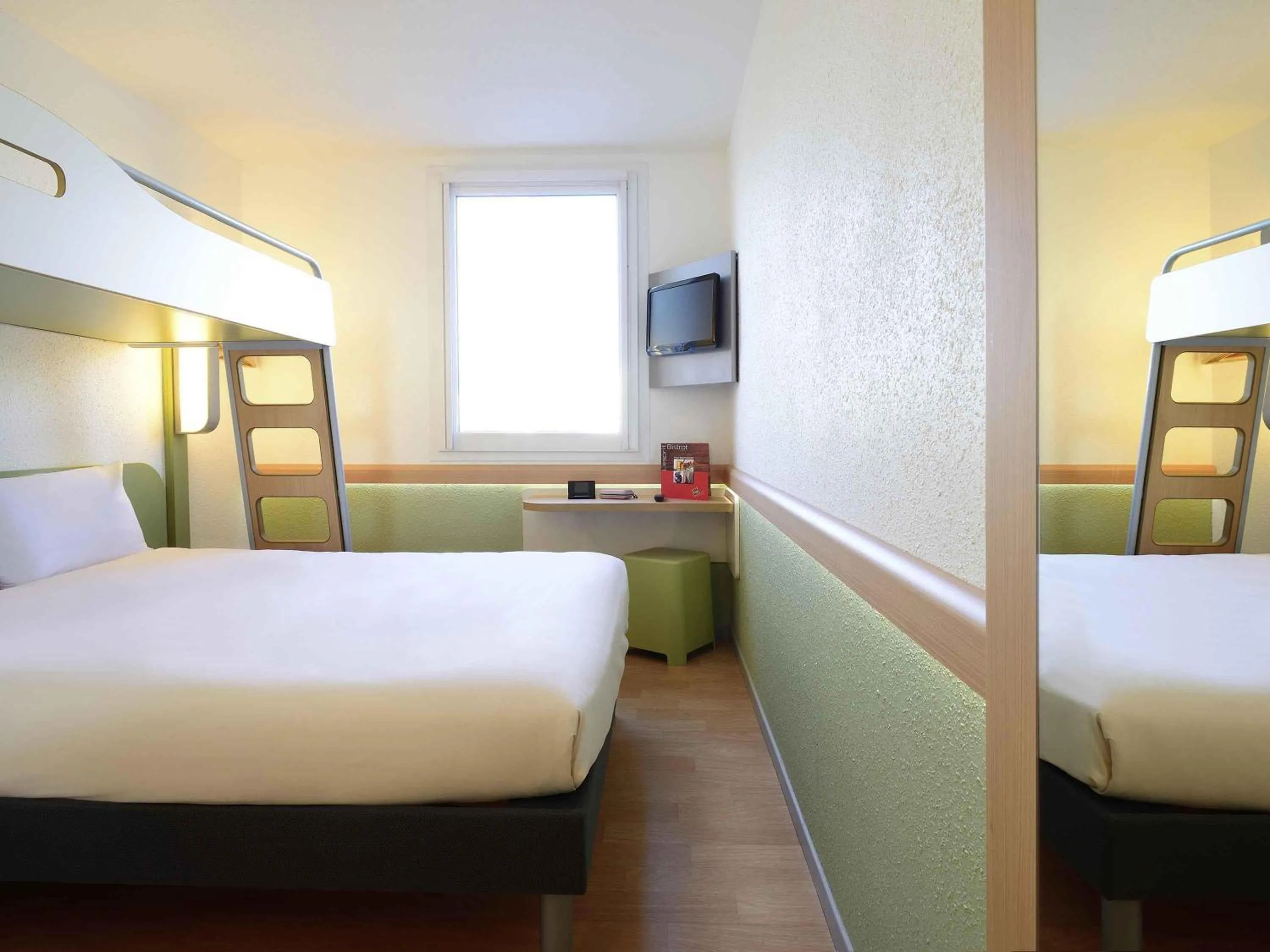 Bedroom, Bed in ibis budget Cherbourg - La Glacerie