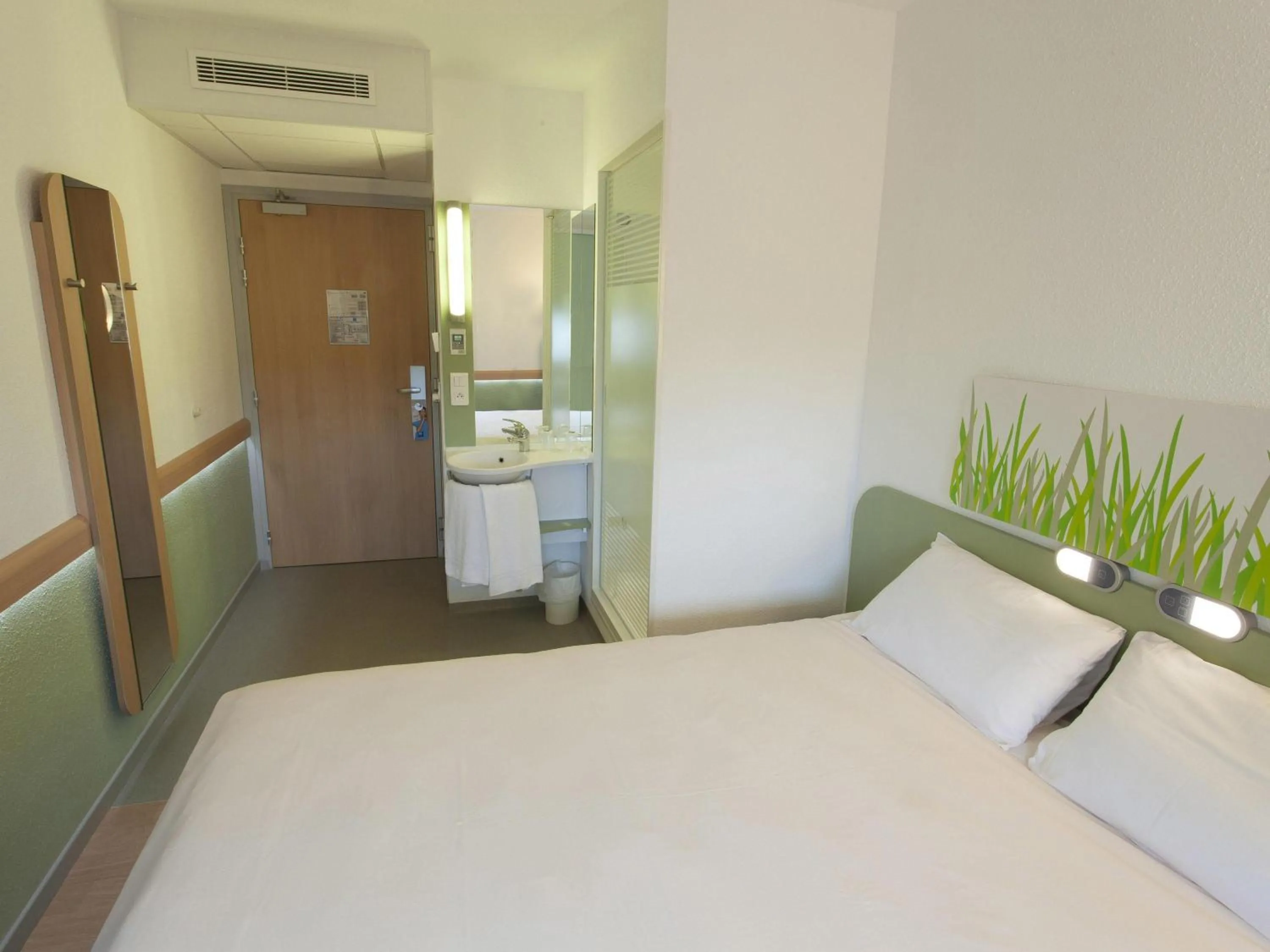 Bedroom, Bed in ibis budget Cherbourg - La Glacerie