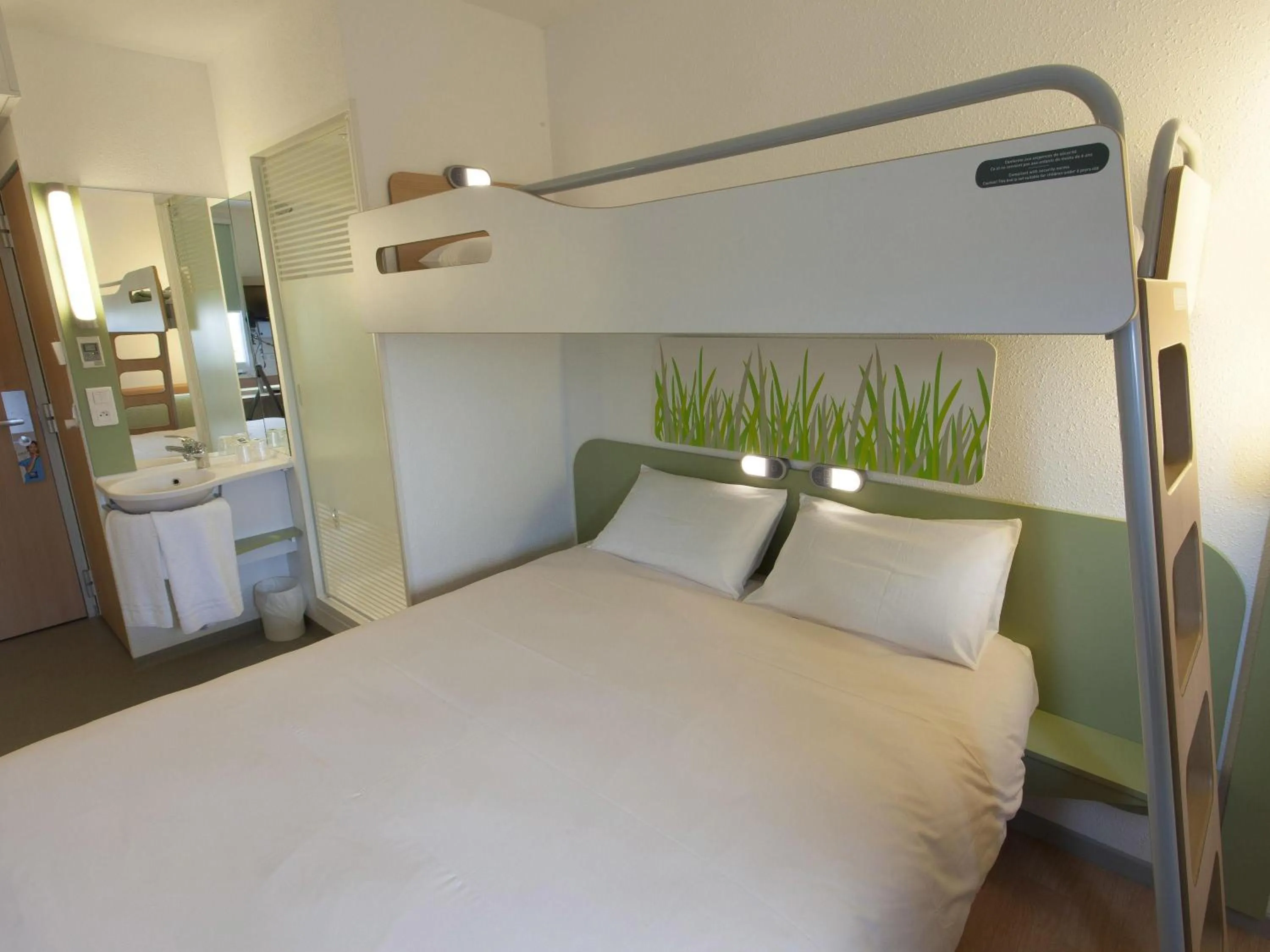 Bedroom, Bed in ibis budget Cherbourg - La Glacerie