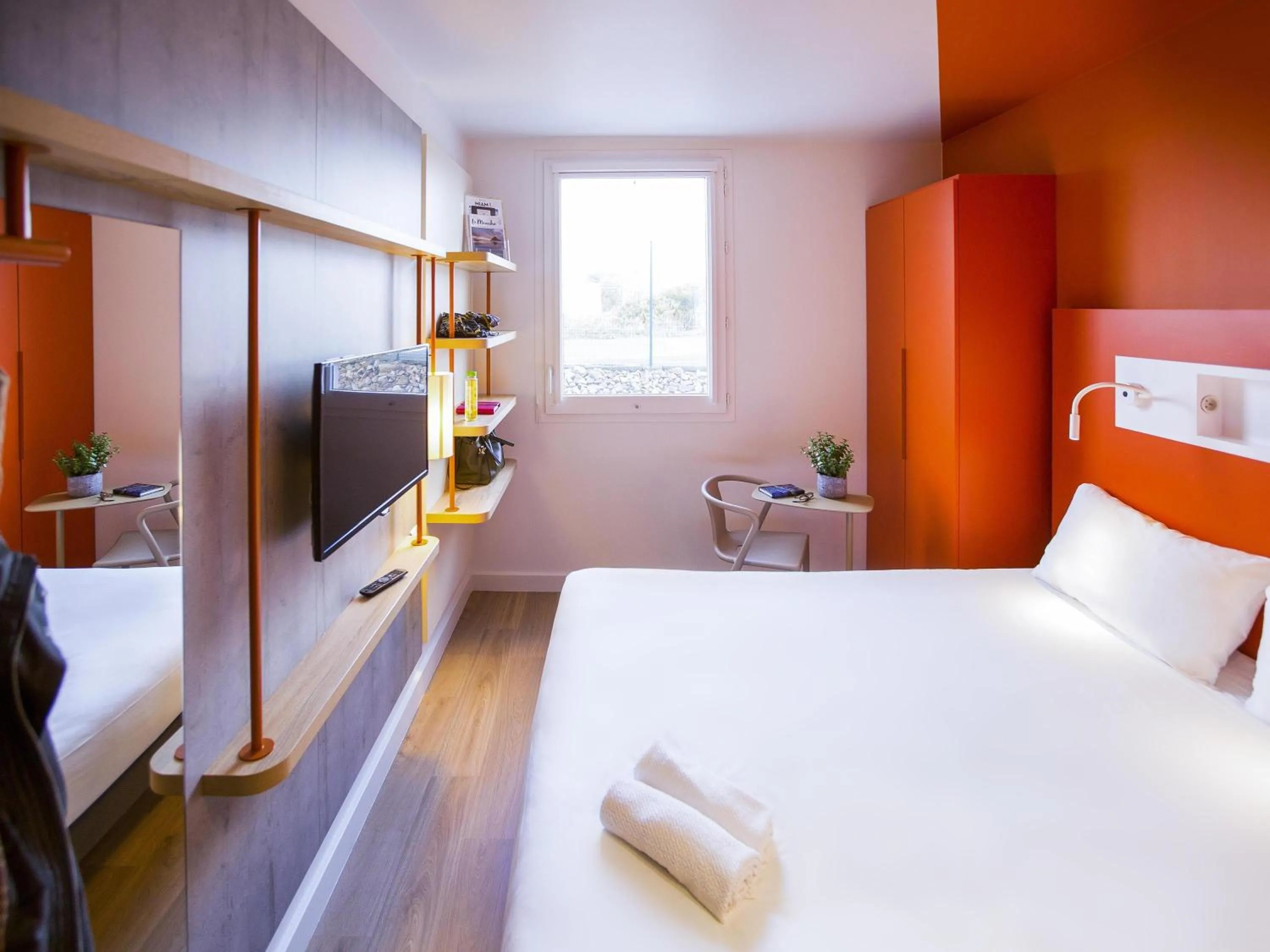 Bedroom, Bed in ibis budget Cherbourg - La Glacerie