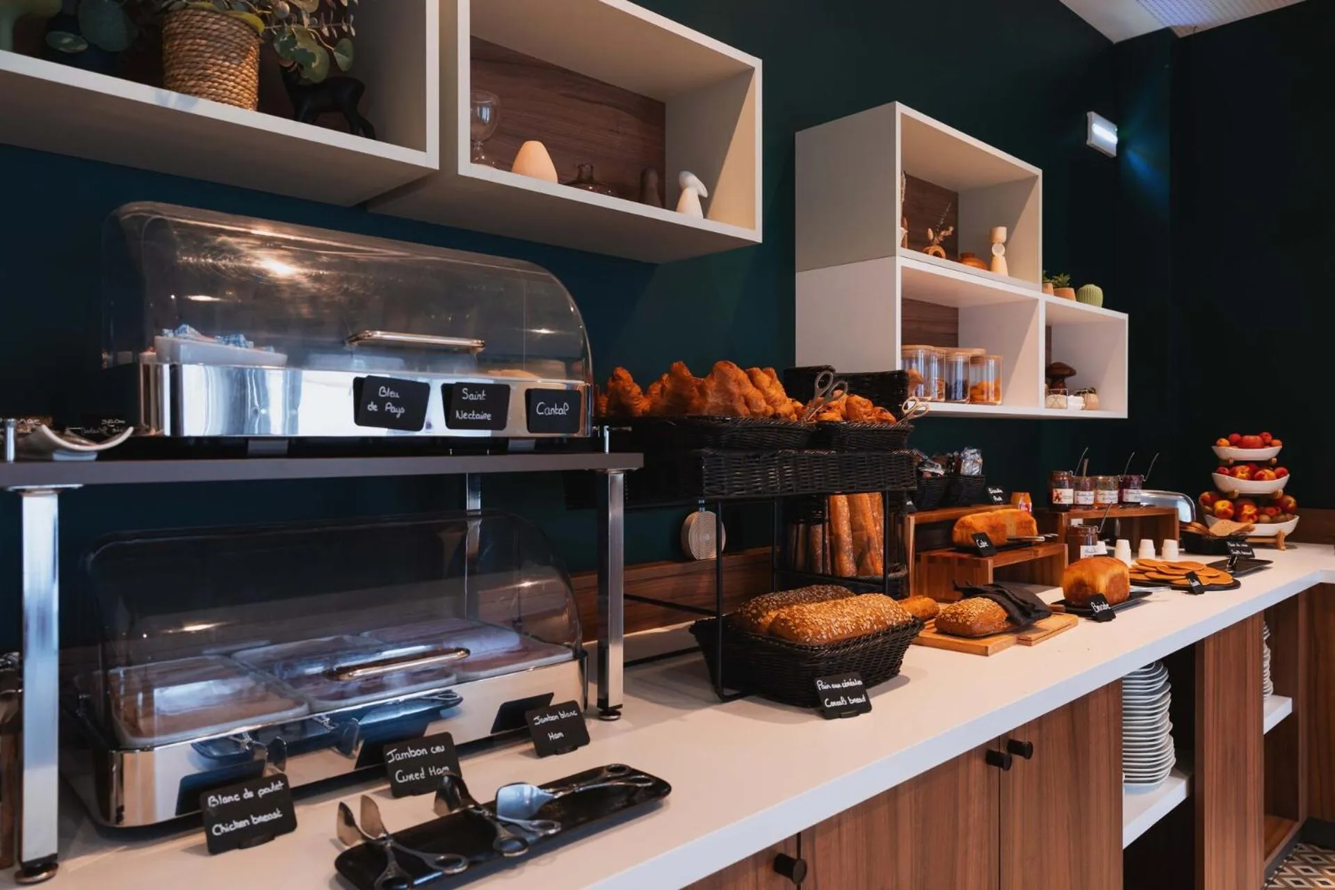 Buffet breakfast in The Originals Boutique, Hôtel Le Pariou, Issoire