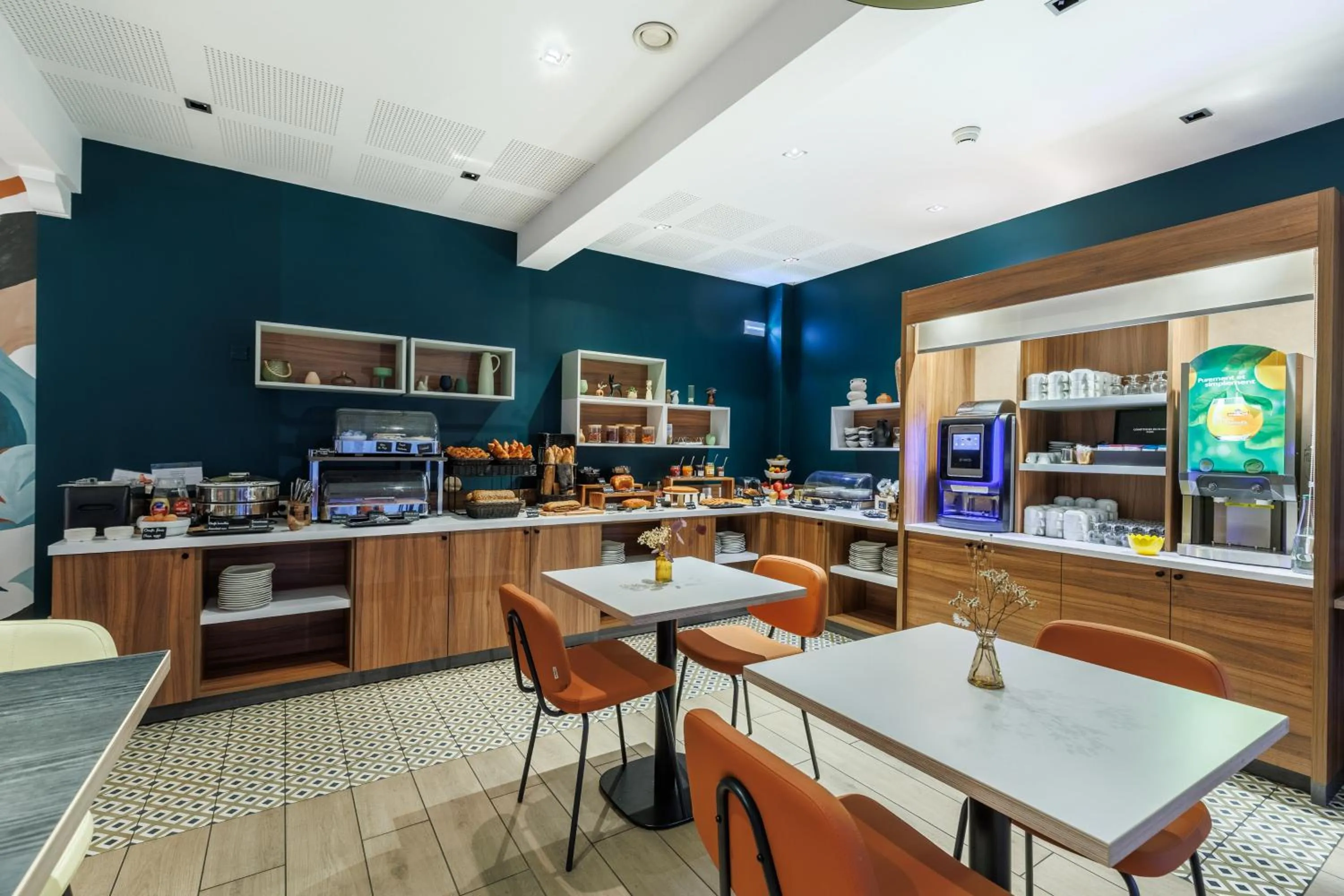 Buffet breakfast in The Originals Boutique, Hôtel Le Pariou, Issoire