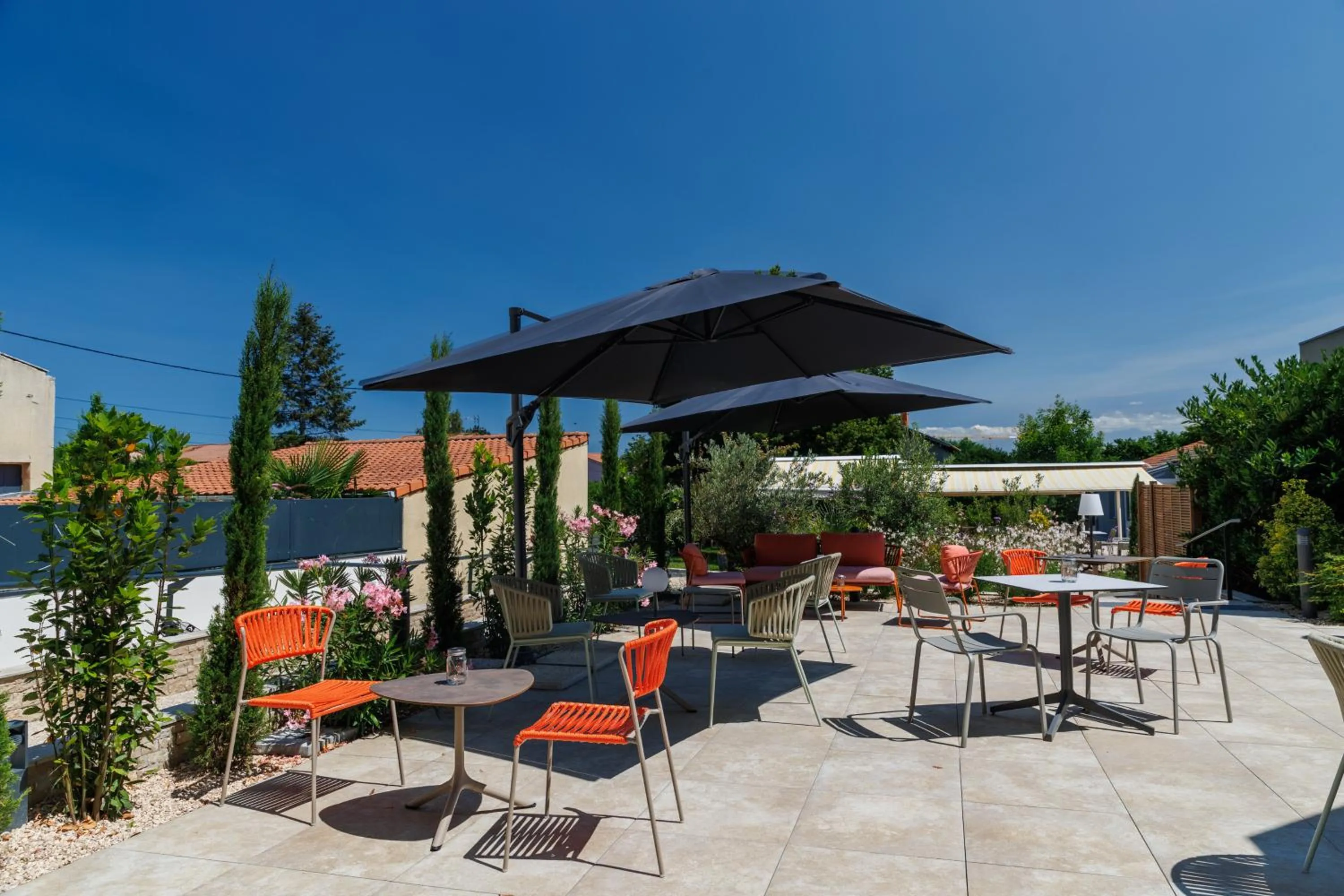 Patio in The Originals Boutique, Hôtel Le Pariou, Issoire
