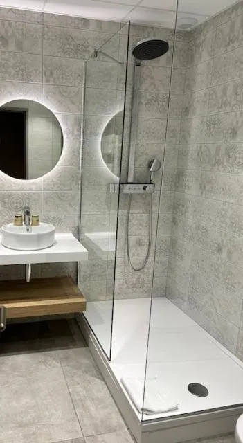 Bathroom in The Originals Boutique, Hôtel Le Pariou, Issoire