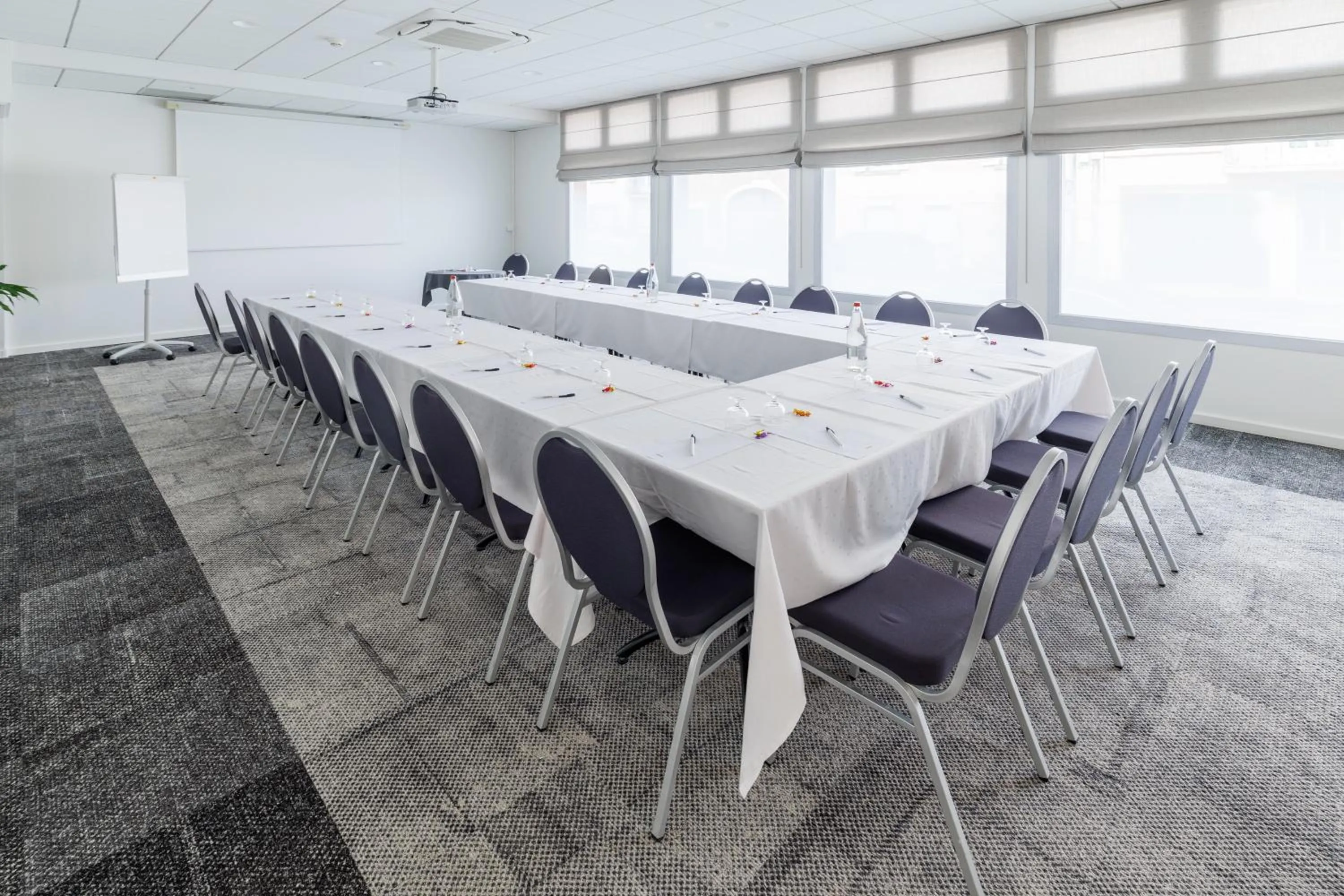 Meeting/conference room in The Originals Boutique, Hôtel Le Pariou, Issoire