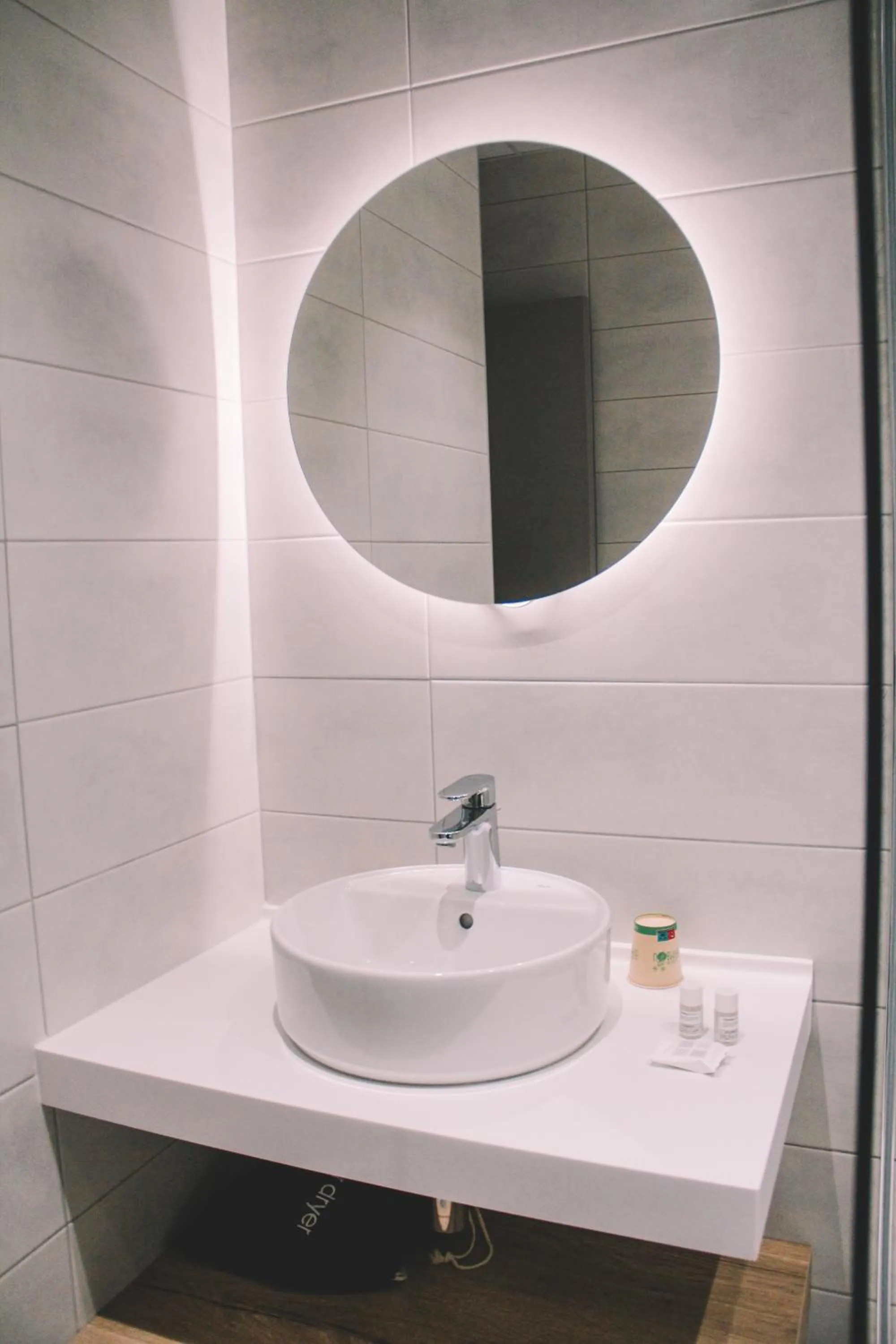 Bathroom in The Originals Boutique, Hôtel Le Pariou, Issoire