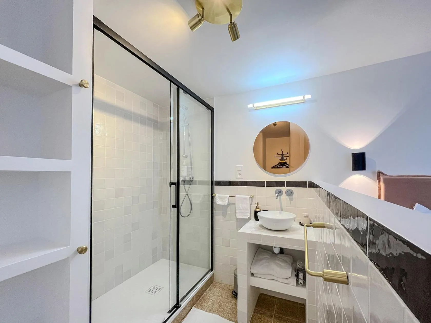 Bed in Hôtel du Commerce