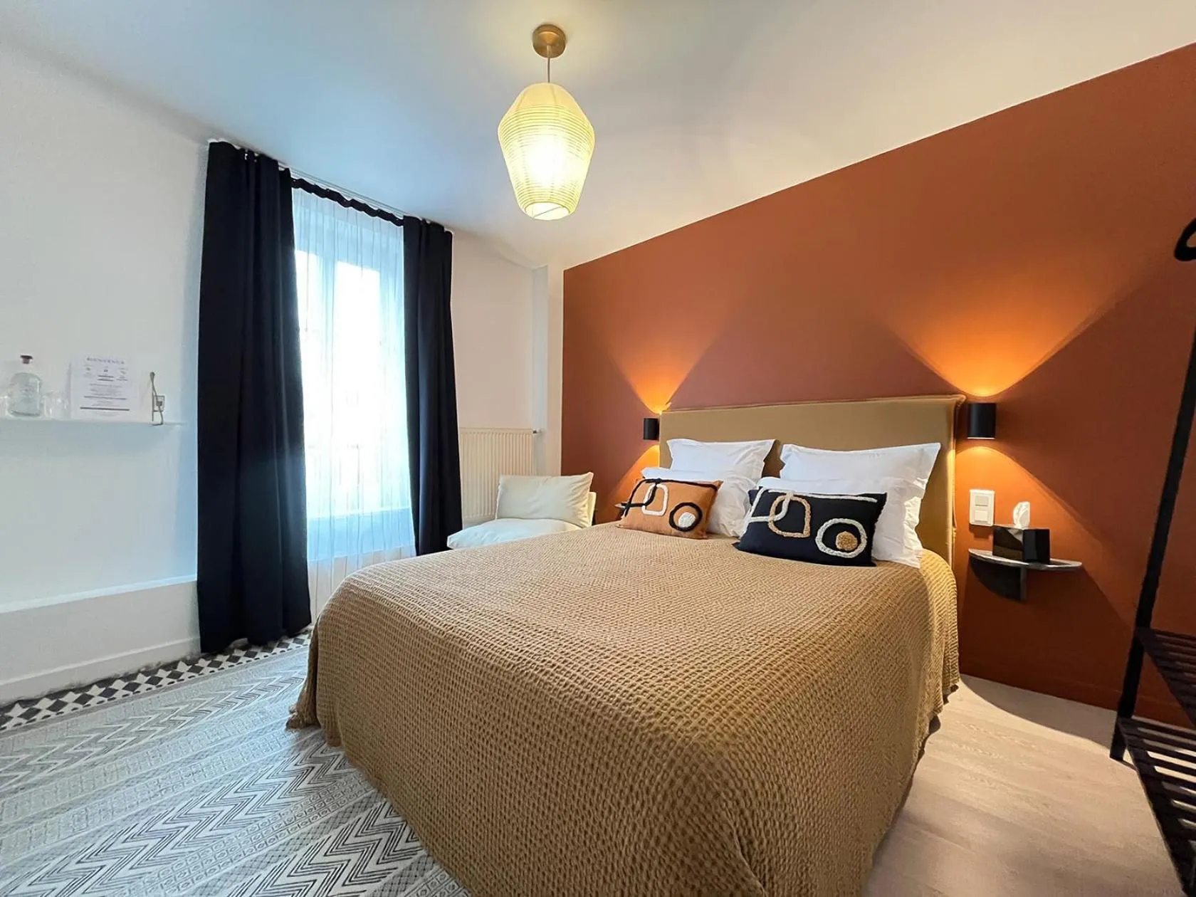 Bed in Hôtel du Commerce