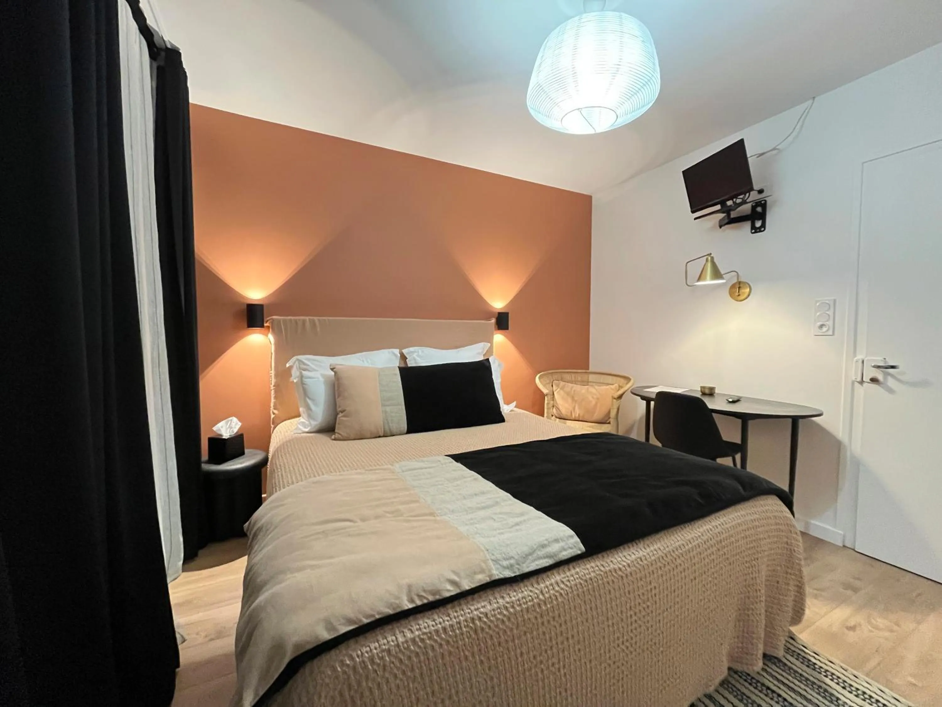 Bed in Hôtel du Commerce