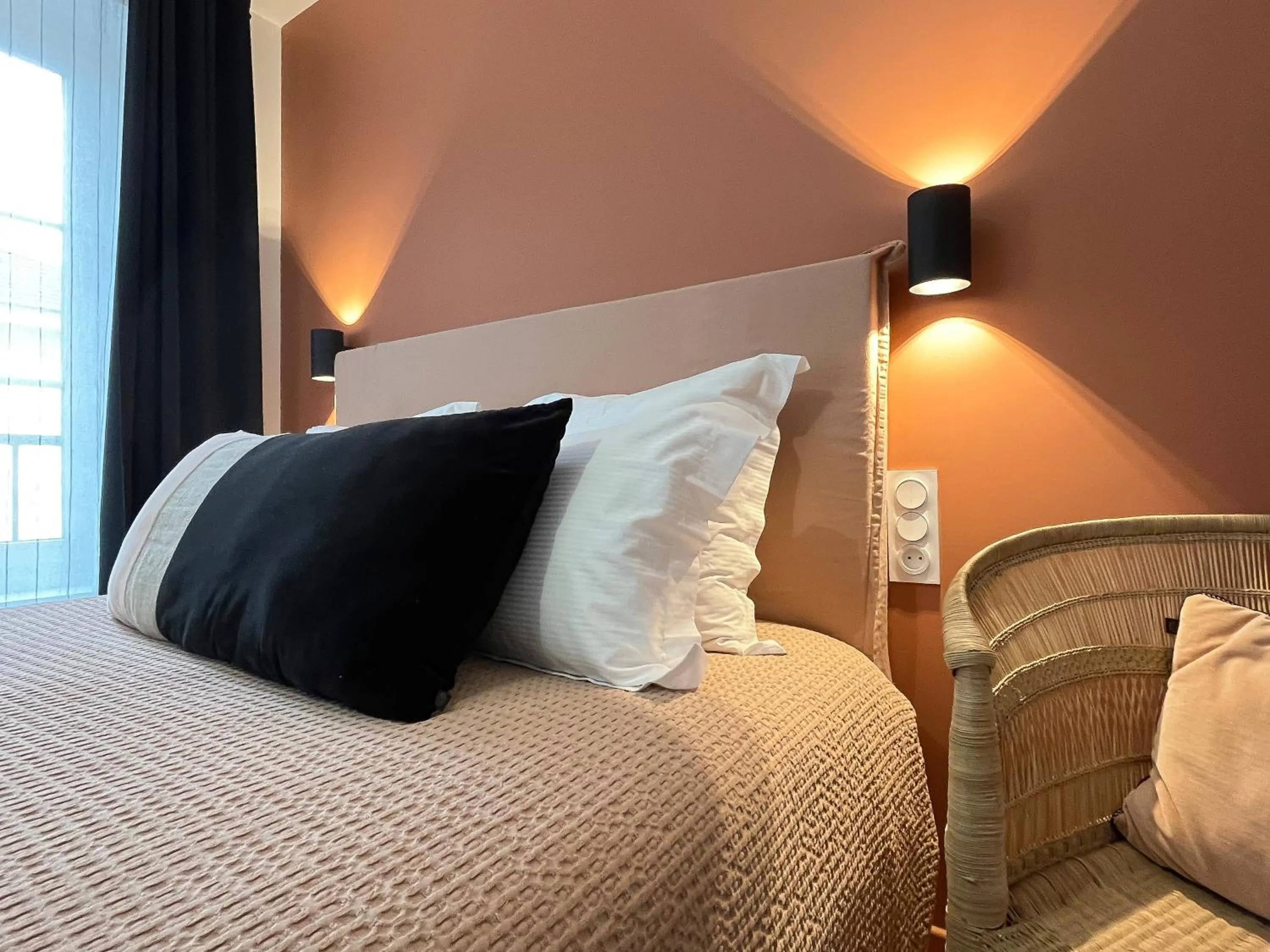 Bed in Hôtel du Commerce