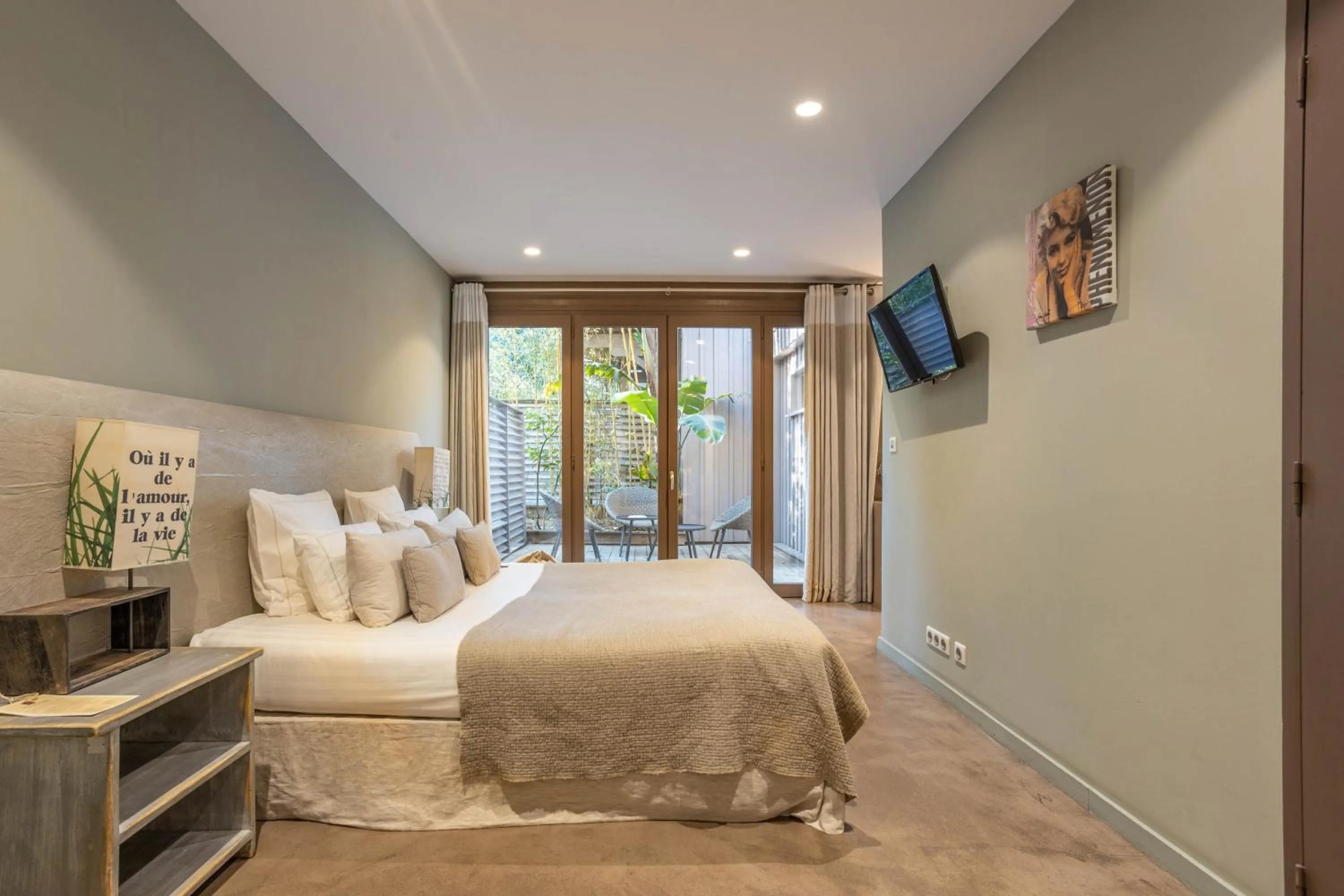 Photo of the whole room, Bed in Hôtel Côté Sable