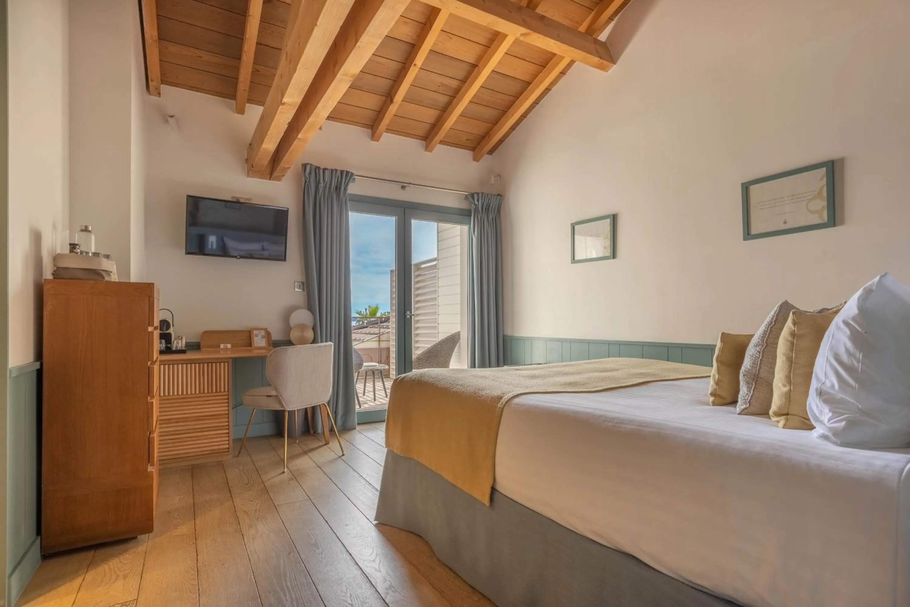 Photo of the whole room, Bed in Hôtel Côté Sable