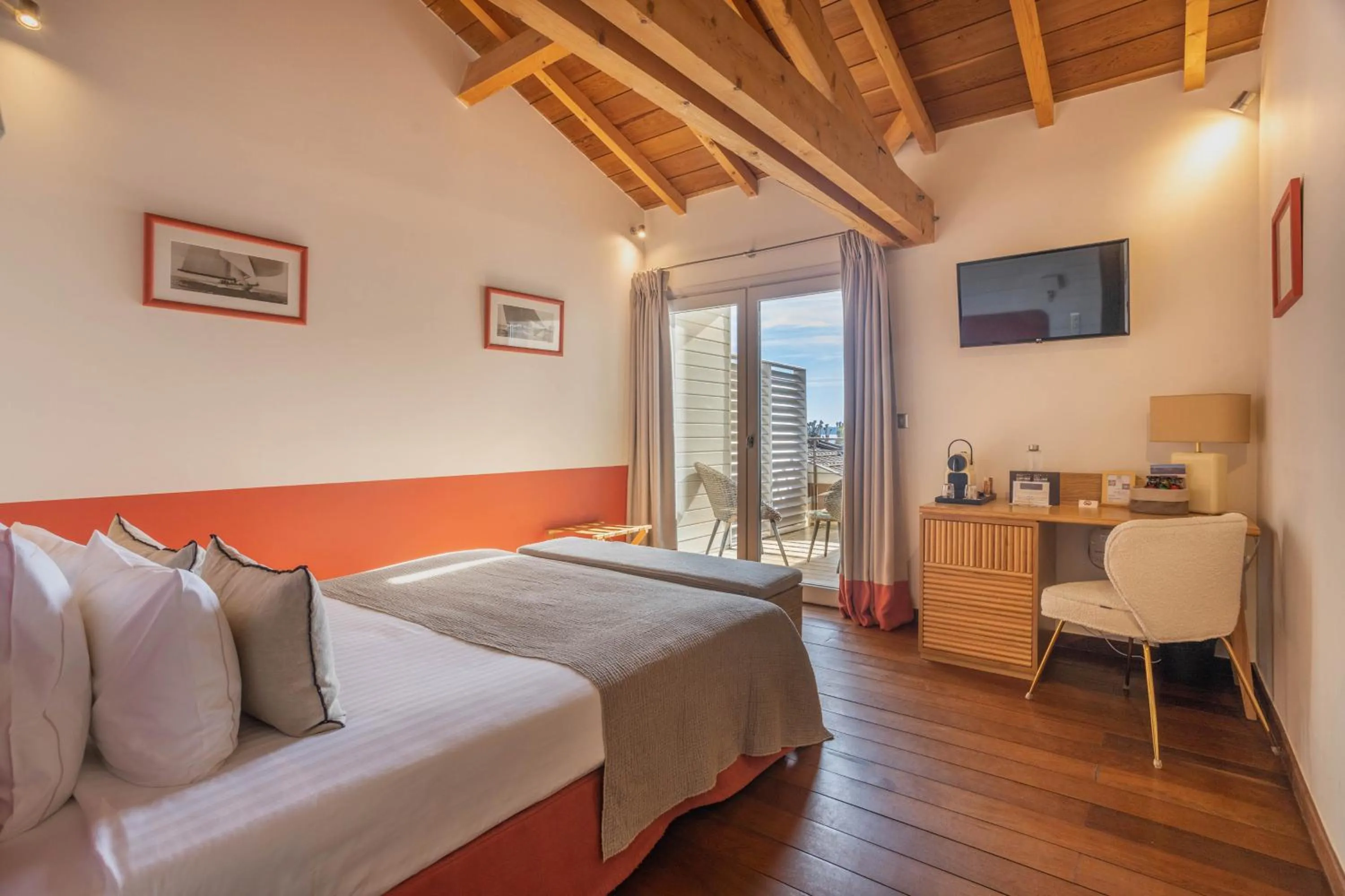 Photo of the whole room, Bed in Hôtel Côté Sable