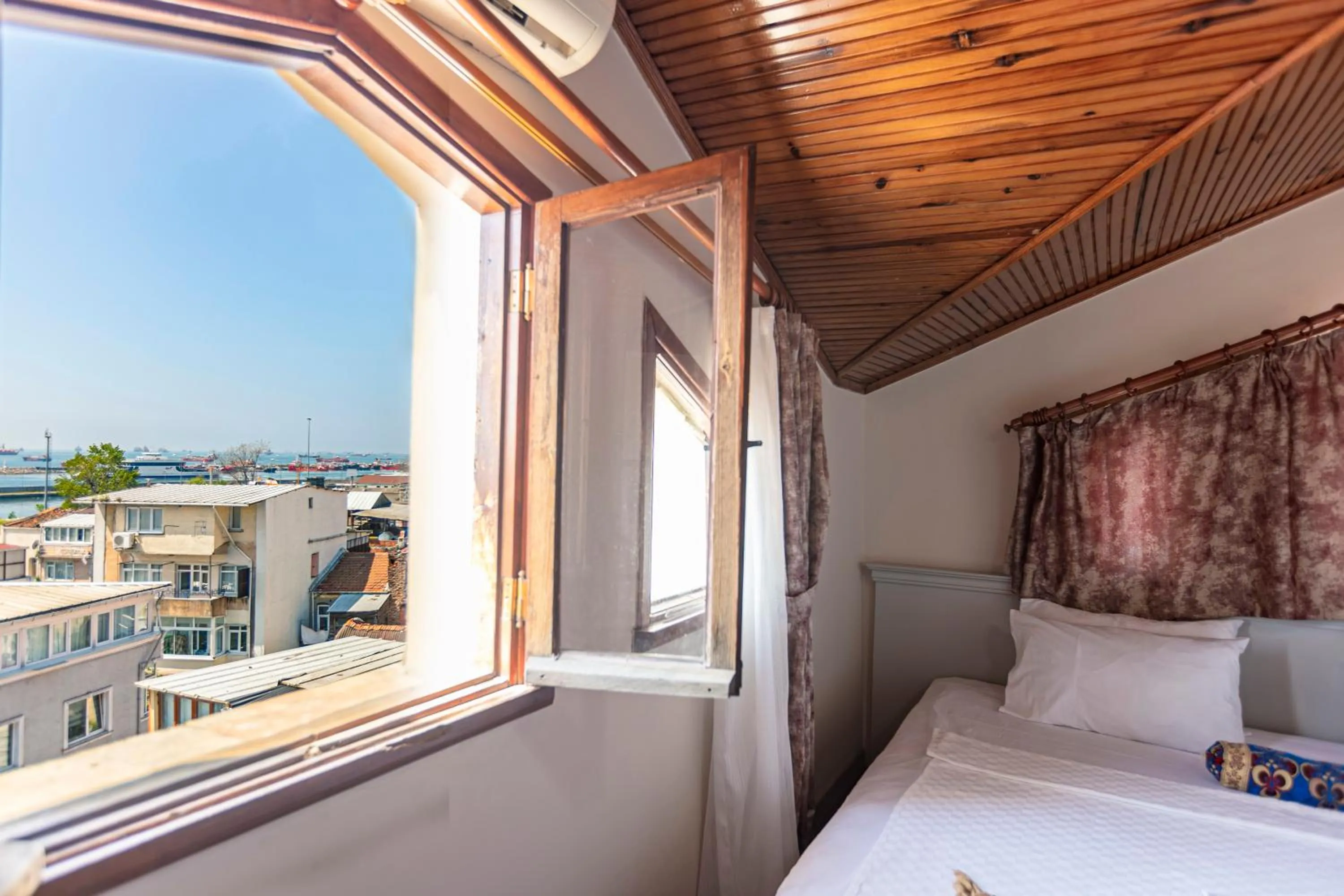 Sea view, Bed in OttomanZade