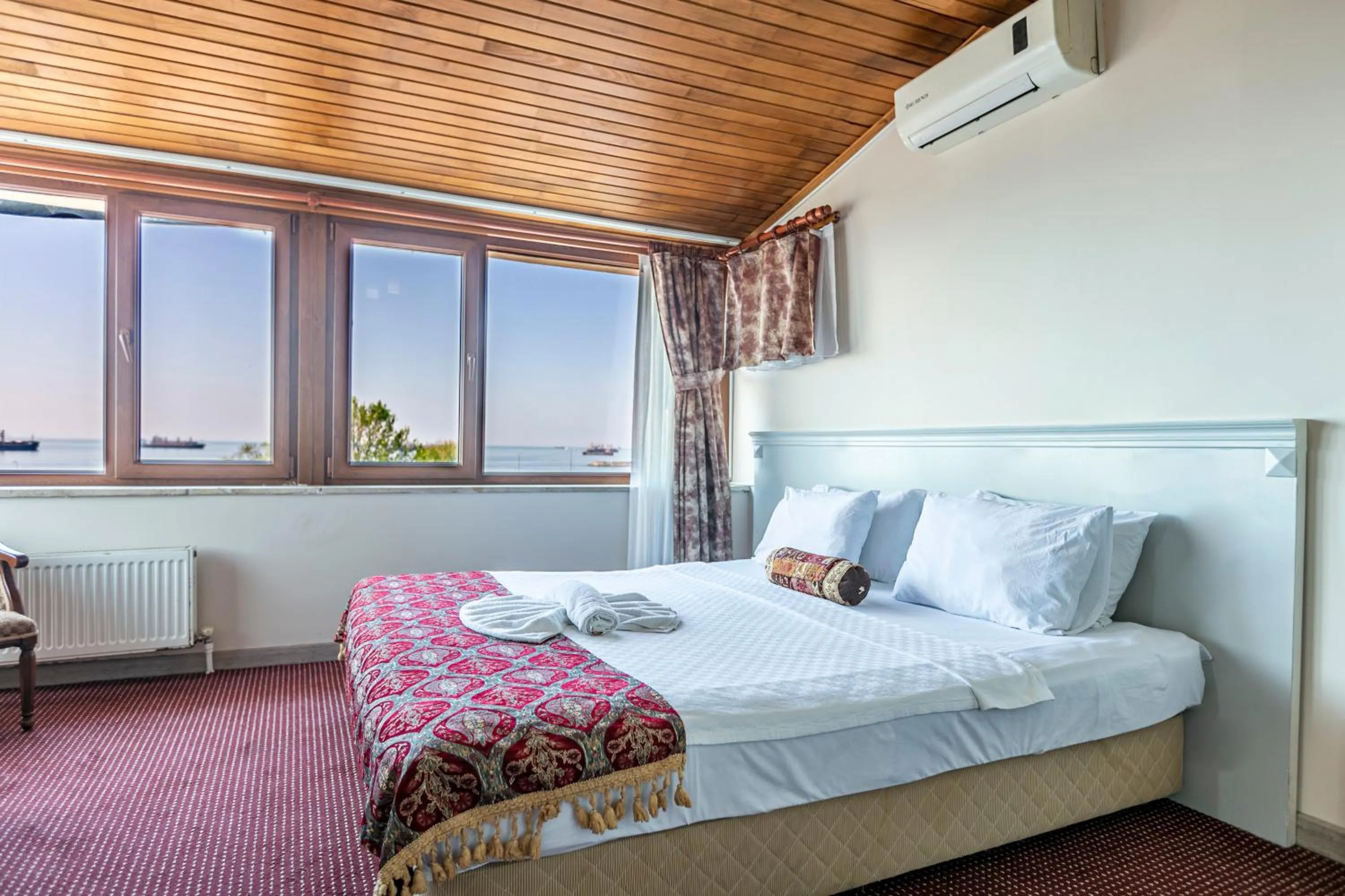 Sea view, Bed in OttomanZade