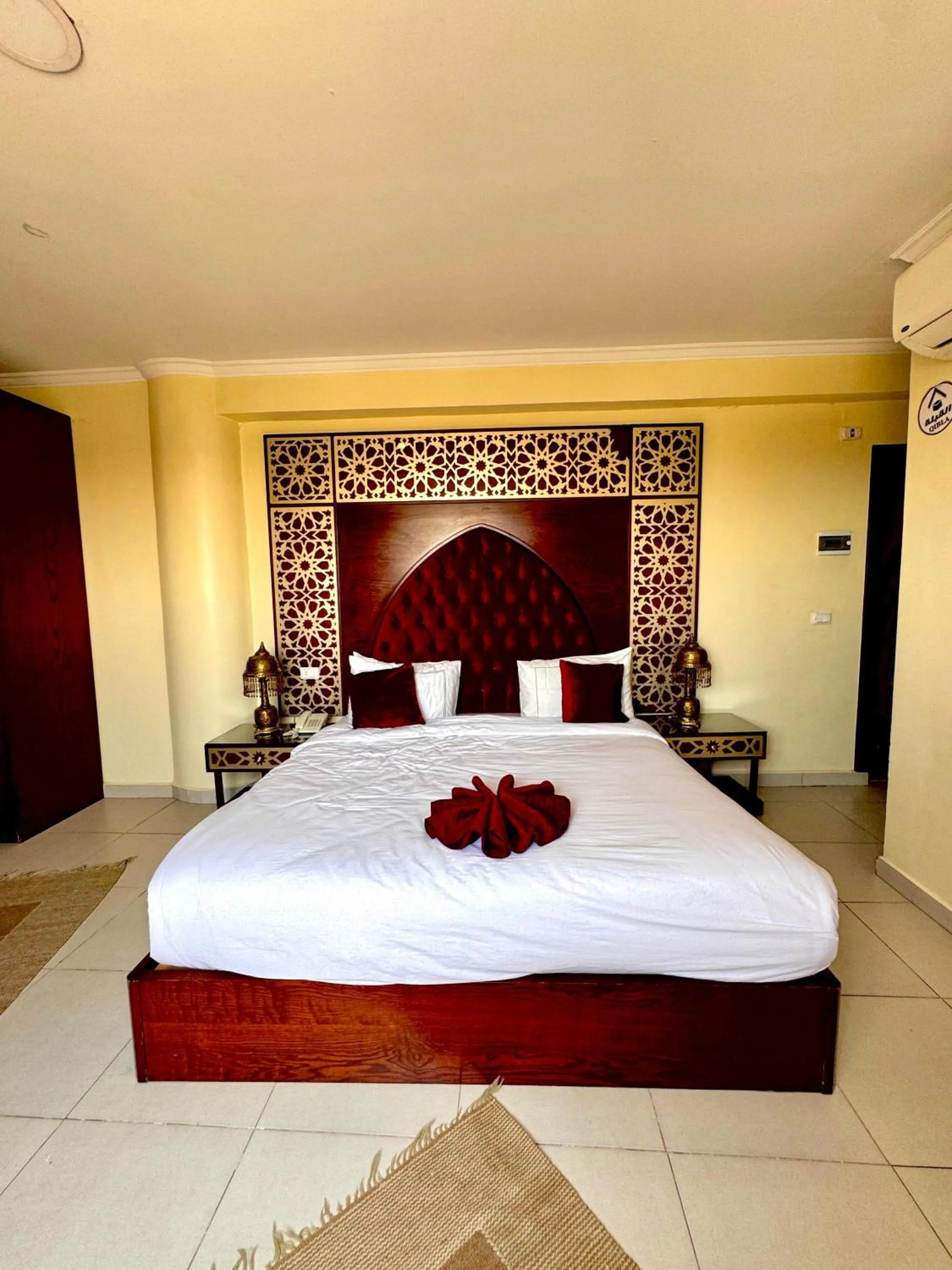 Bed in PYRAMIDS TOWER Inn