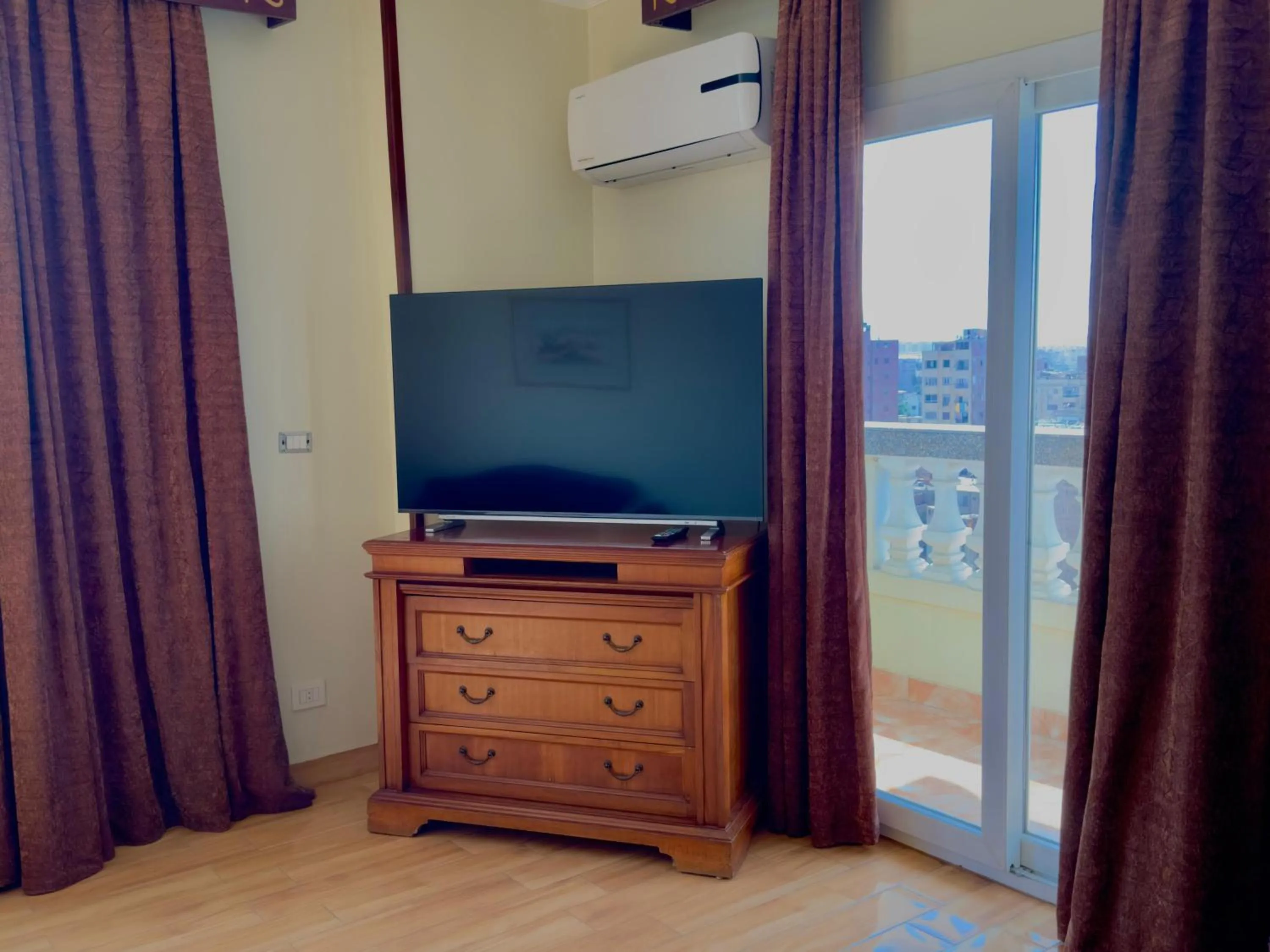 Communal lounge/ TV room in PYRAMIDS TOWER Inn