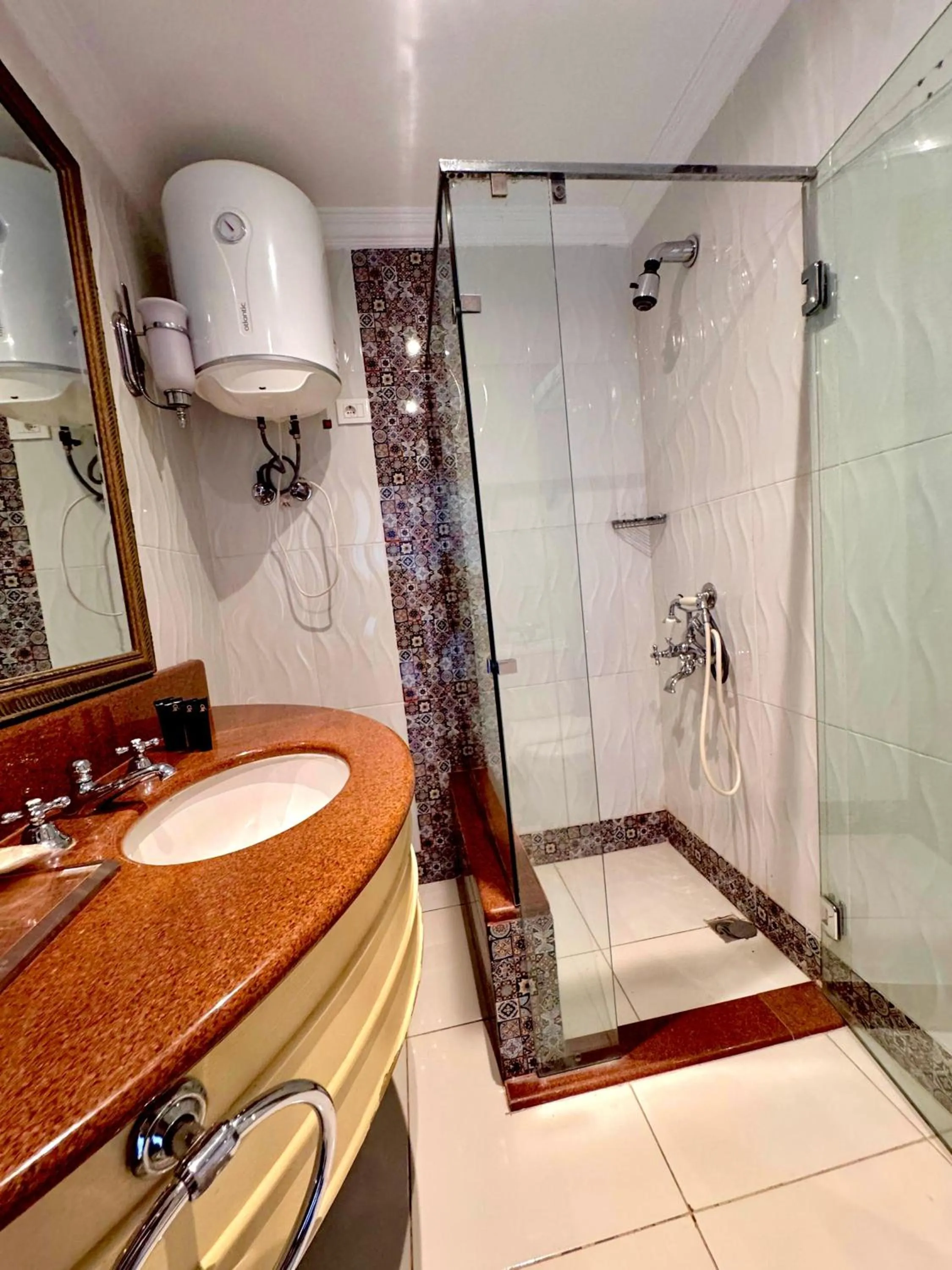 Shower in PYRAMIDS TOWER Inn