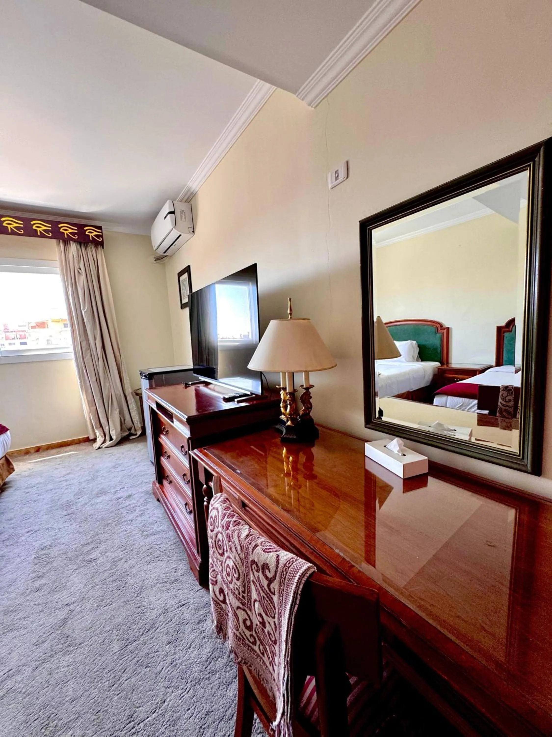 Communal lounge/ TV room in PYRAMIDS TOWER Inn