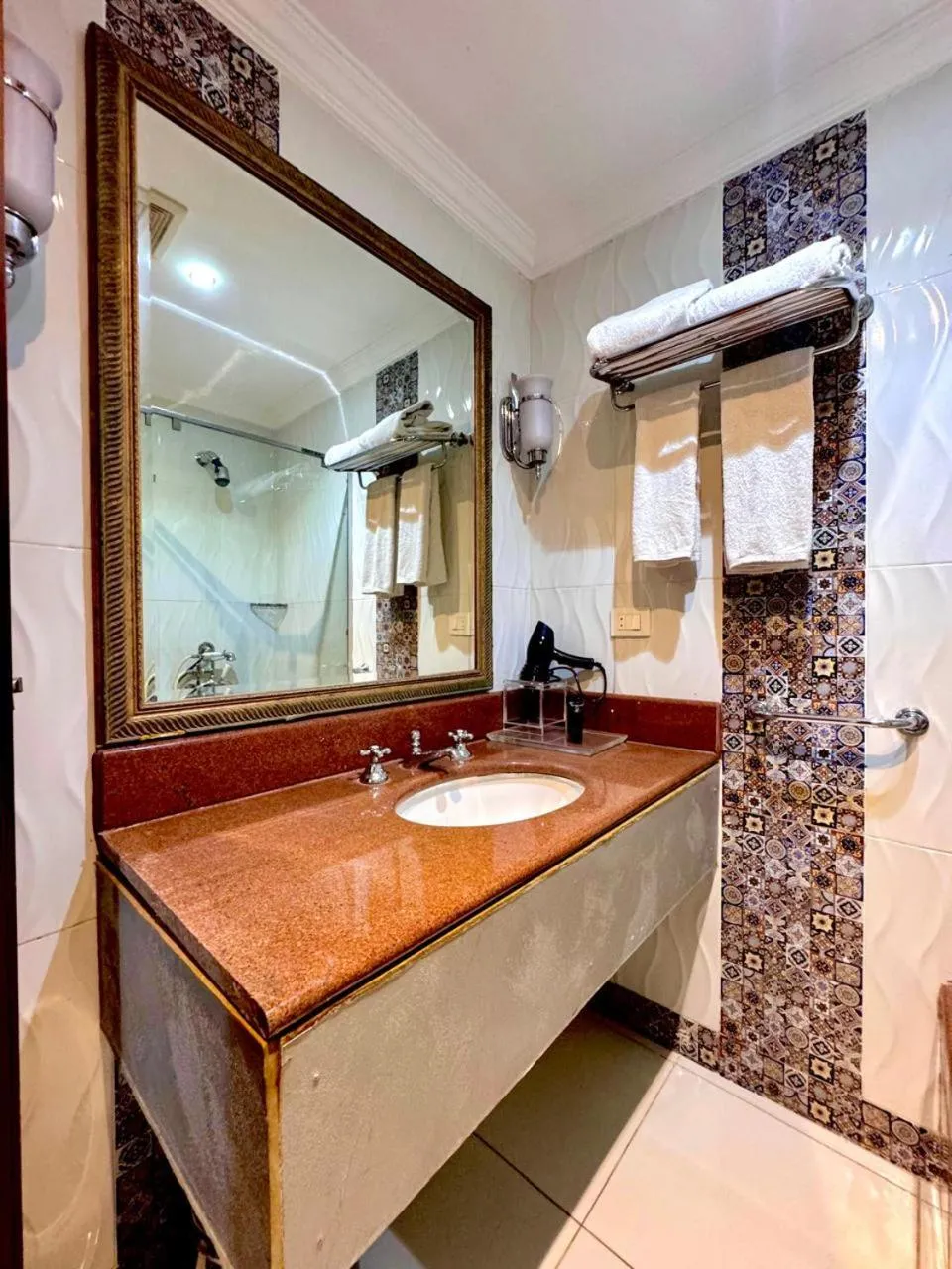 Shower in PYRAMIDS TOWER Inn