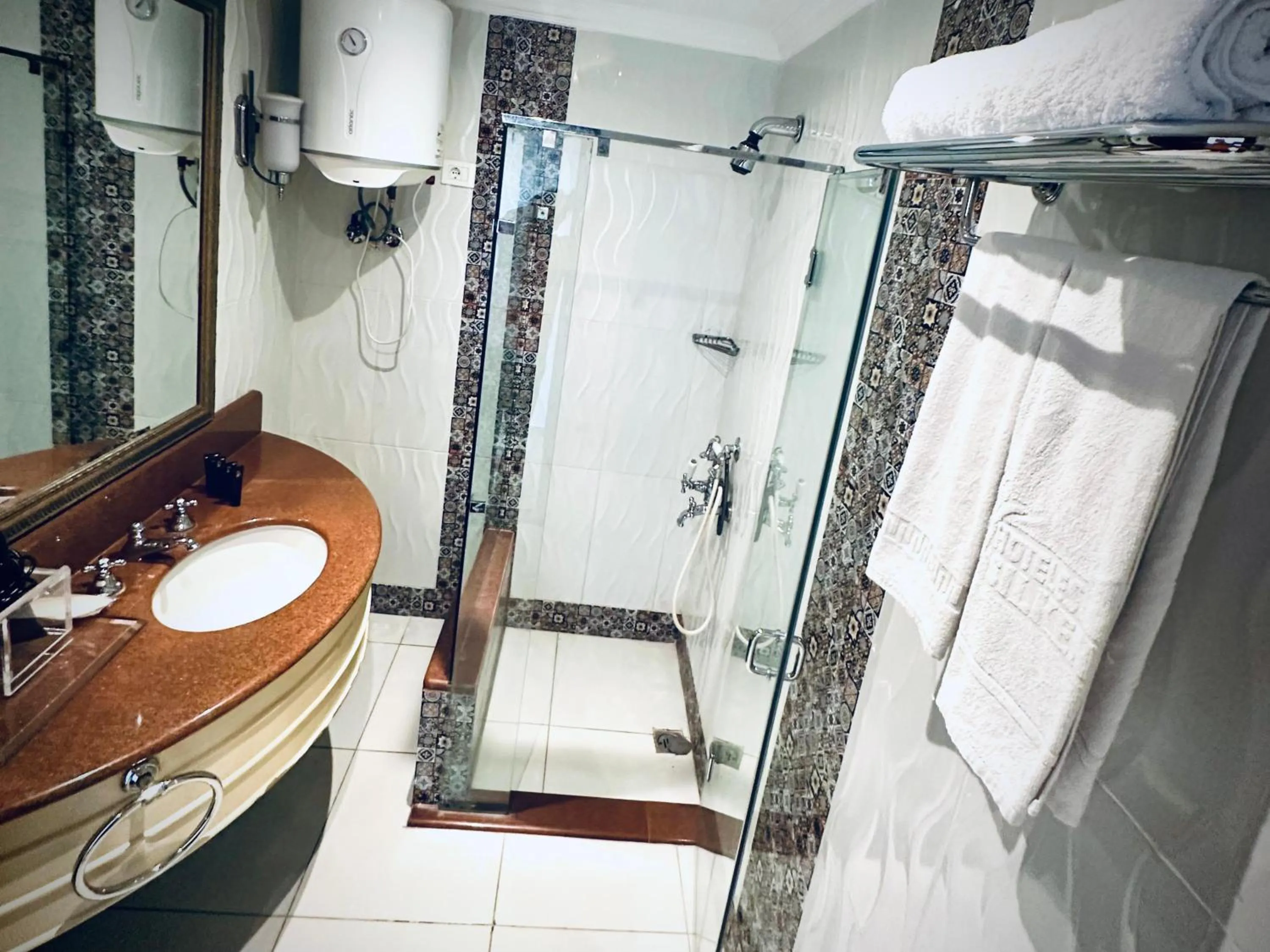 Shower in PYRAMIDS TOWER Inn