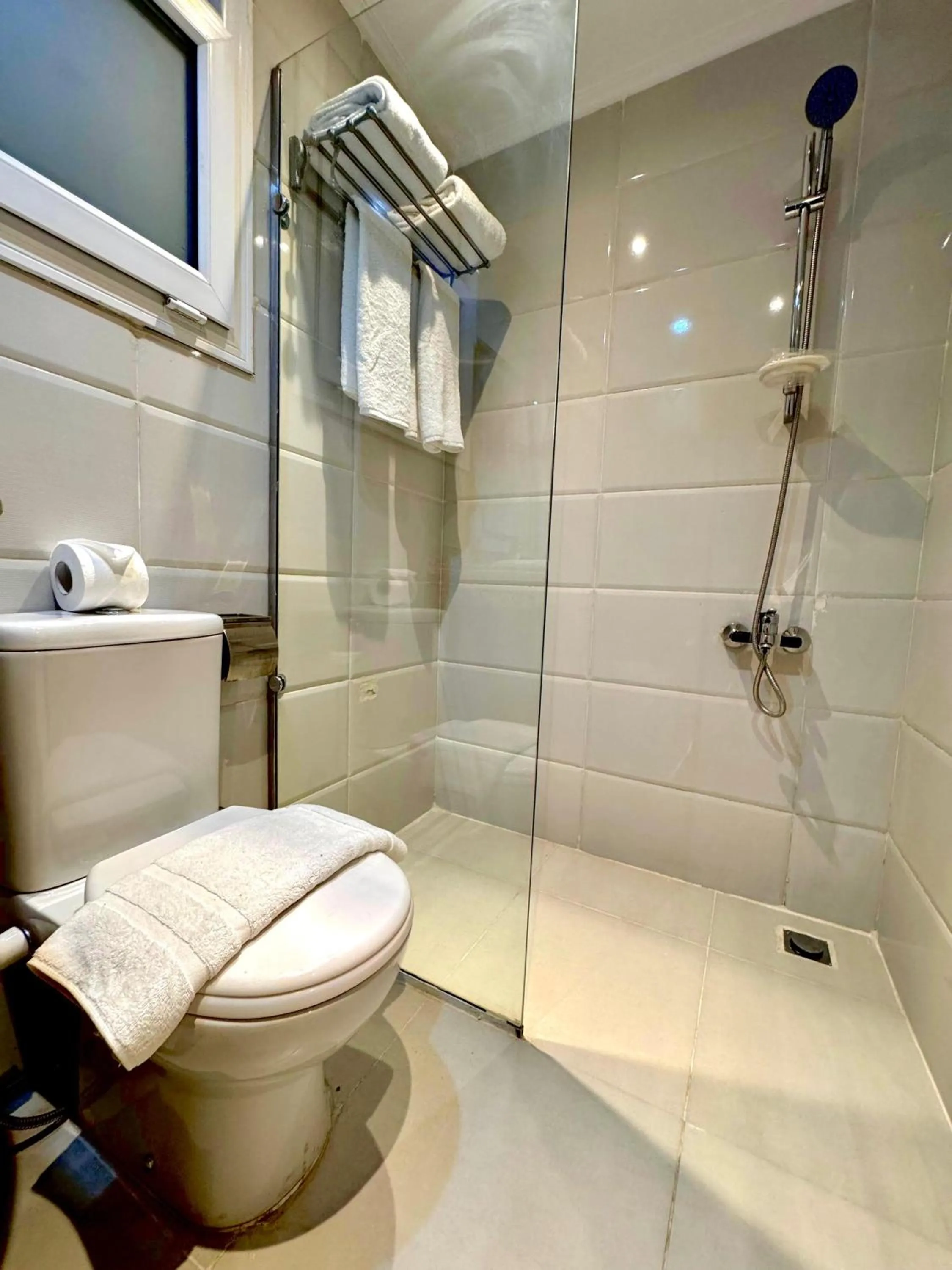 Shower in PYRAMIDS TOWER Inn