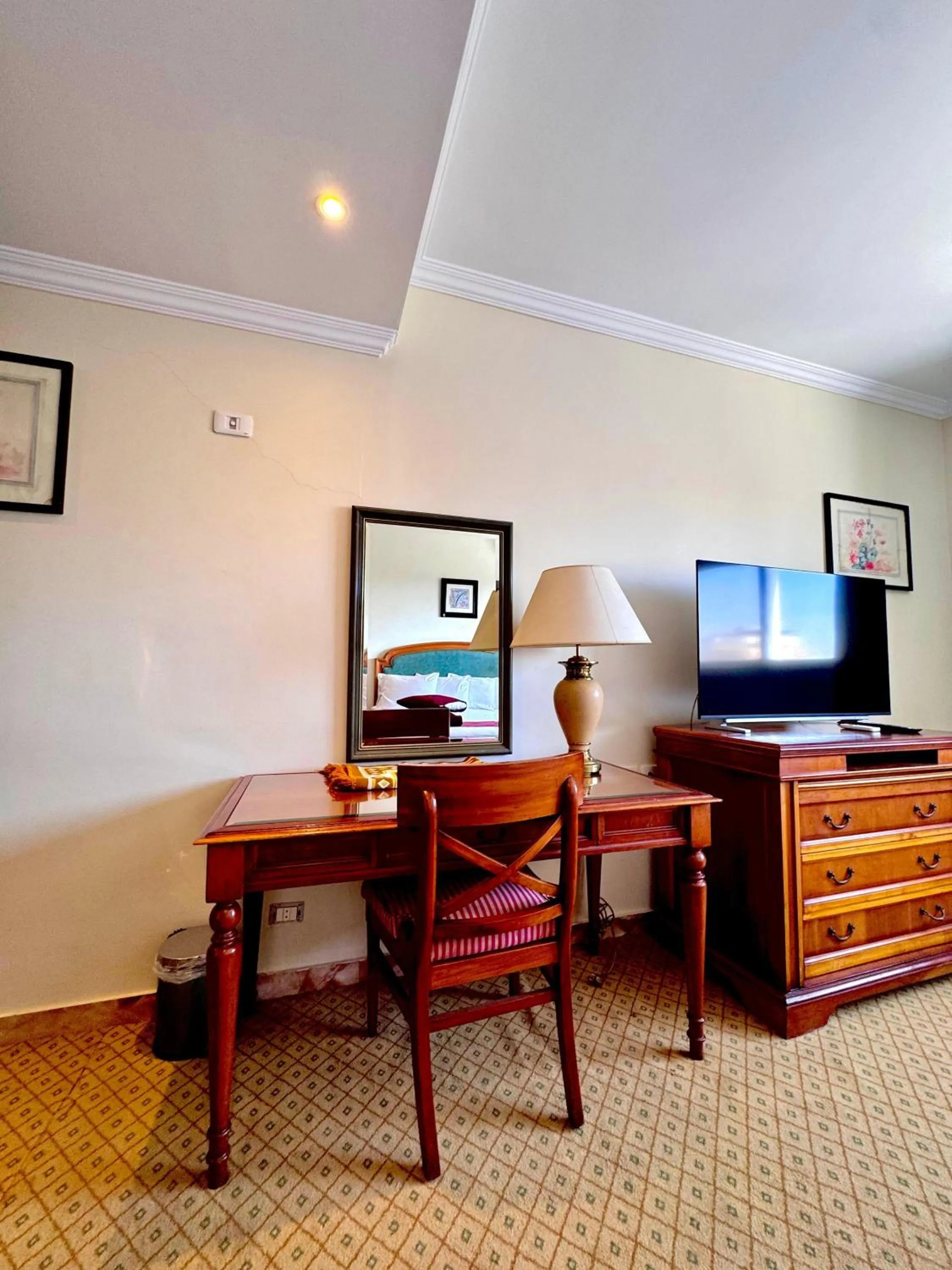 Communal lounge/ TV room in PYRAMIDS TOWER Inn