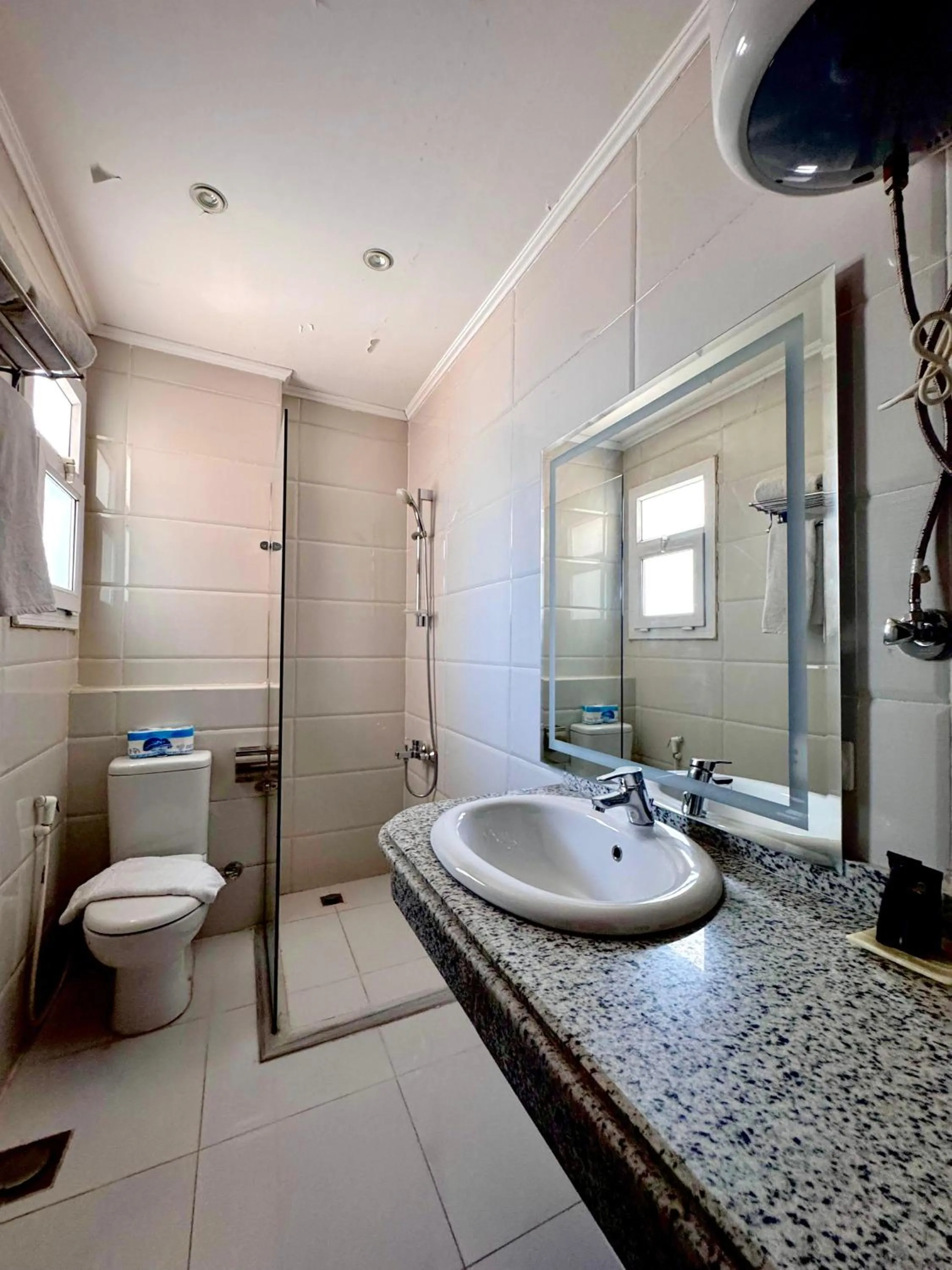 Shower in PYRAMIDS TOWER Inn