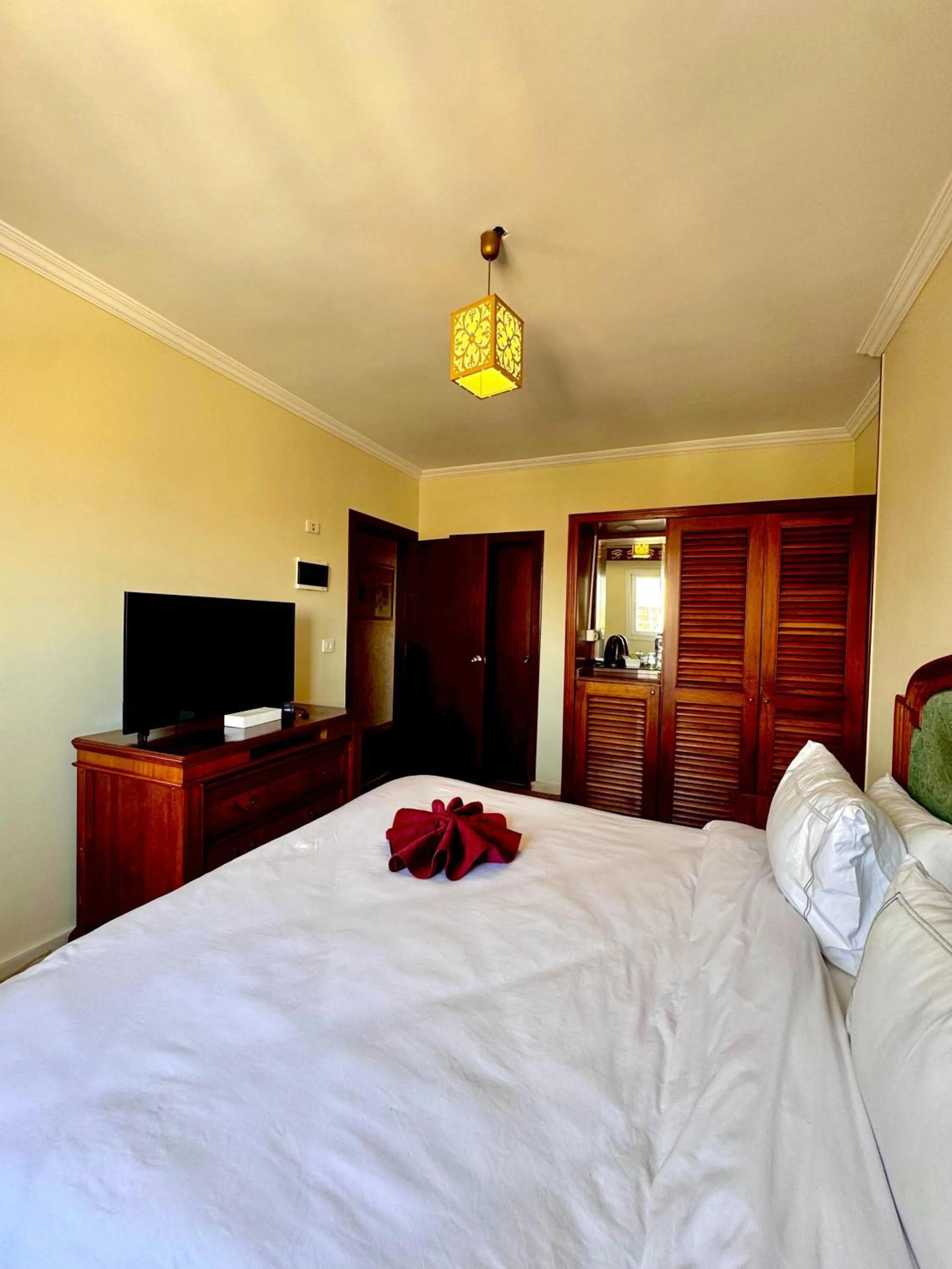 Communal lounge/ TV room, Bed in PYRAMIDS TOWER Inn