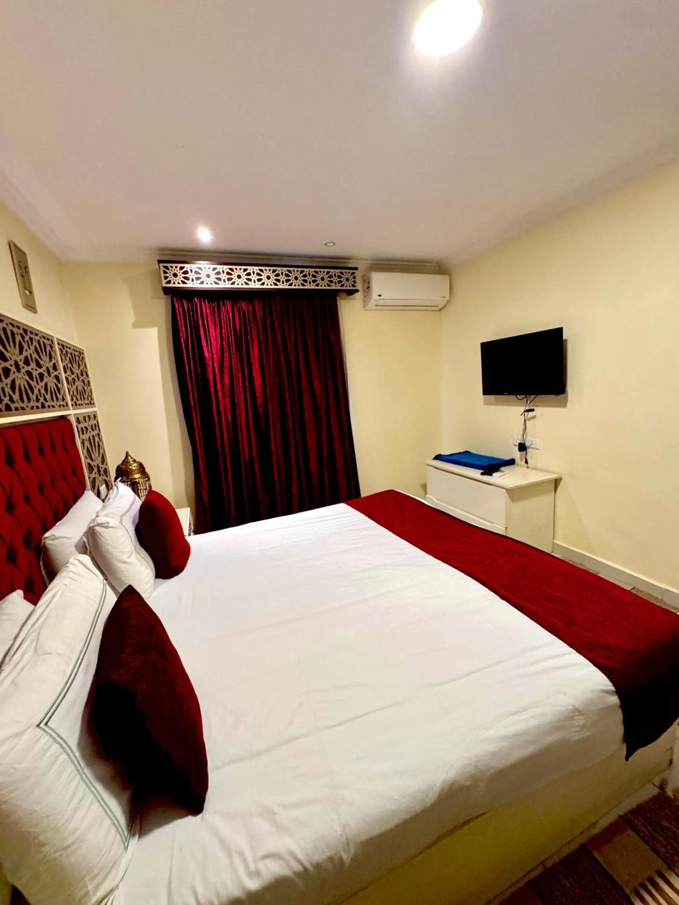 Communal lounge/ TV room, Bed in PYRAMIDS TOWER Inn