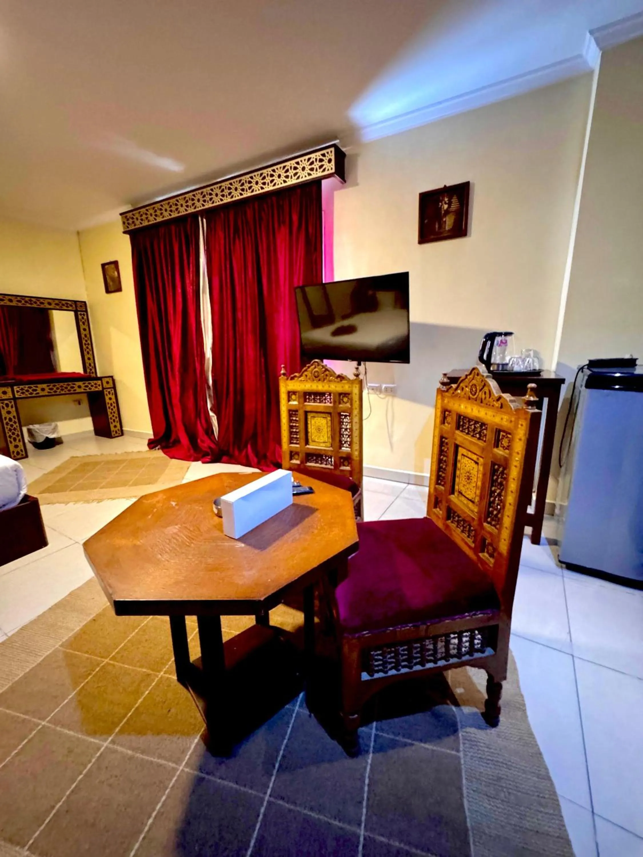 Communal lounge/ TV room in PYRAMIDS TOWER Inn