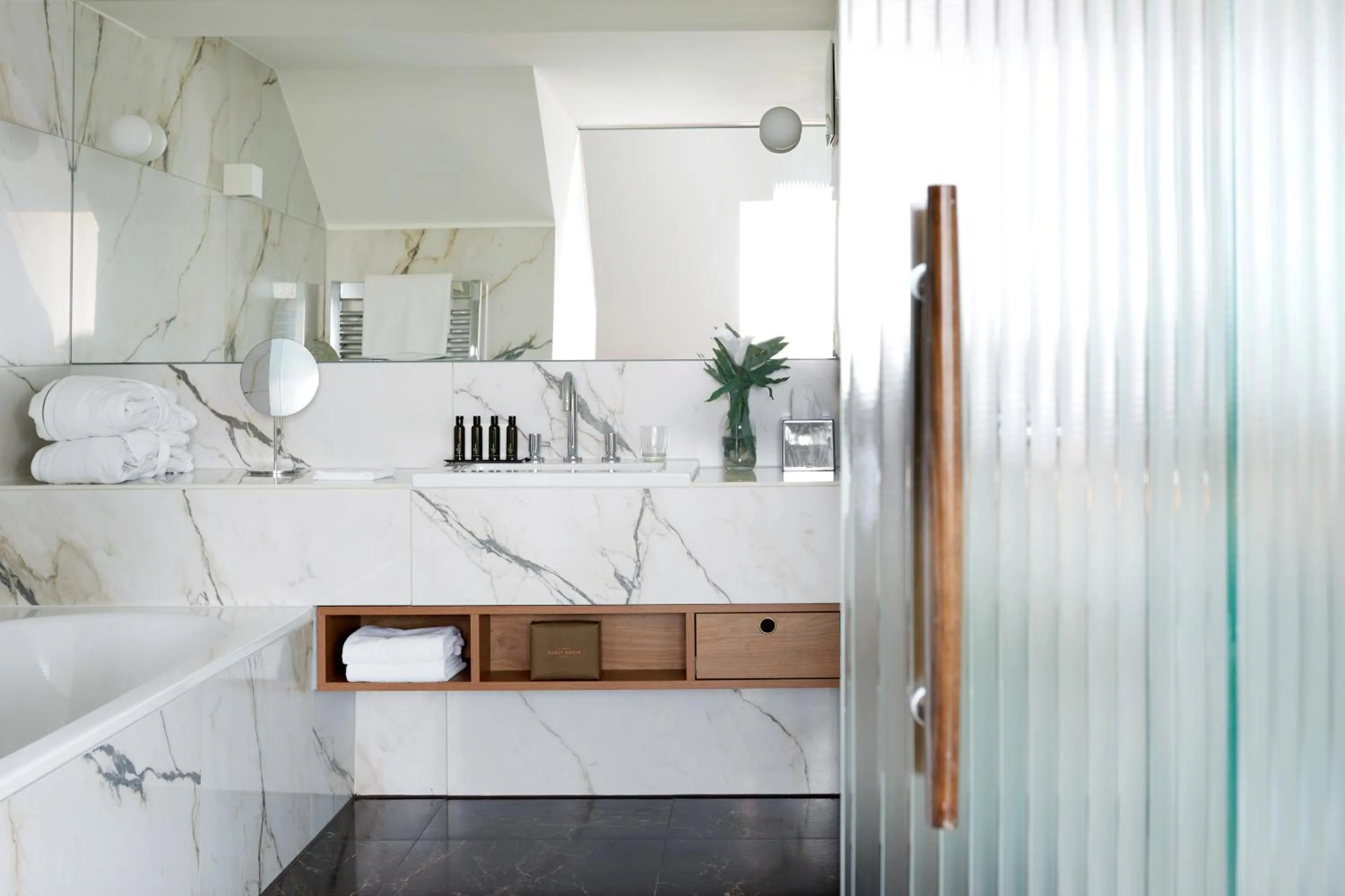 Bathroom, Bed in The Guesthouse Vienna