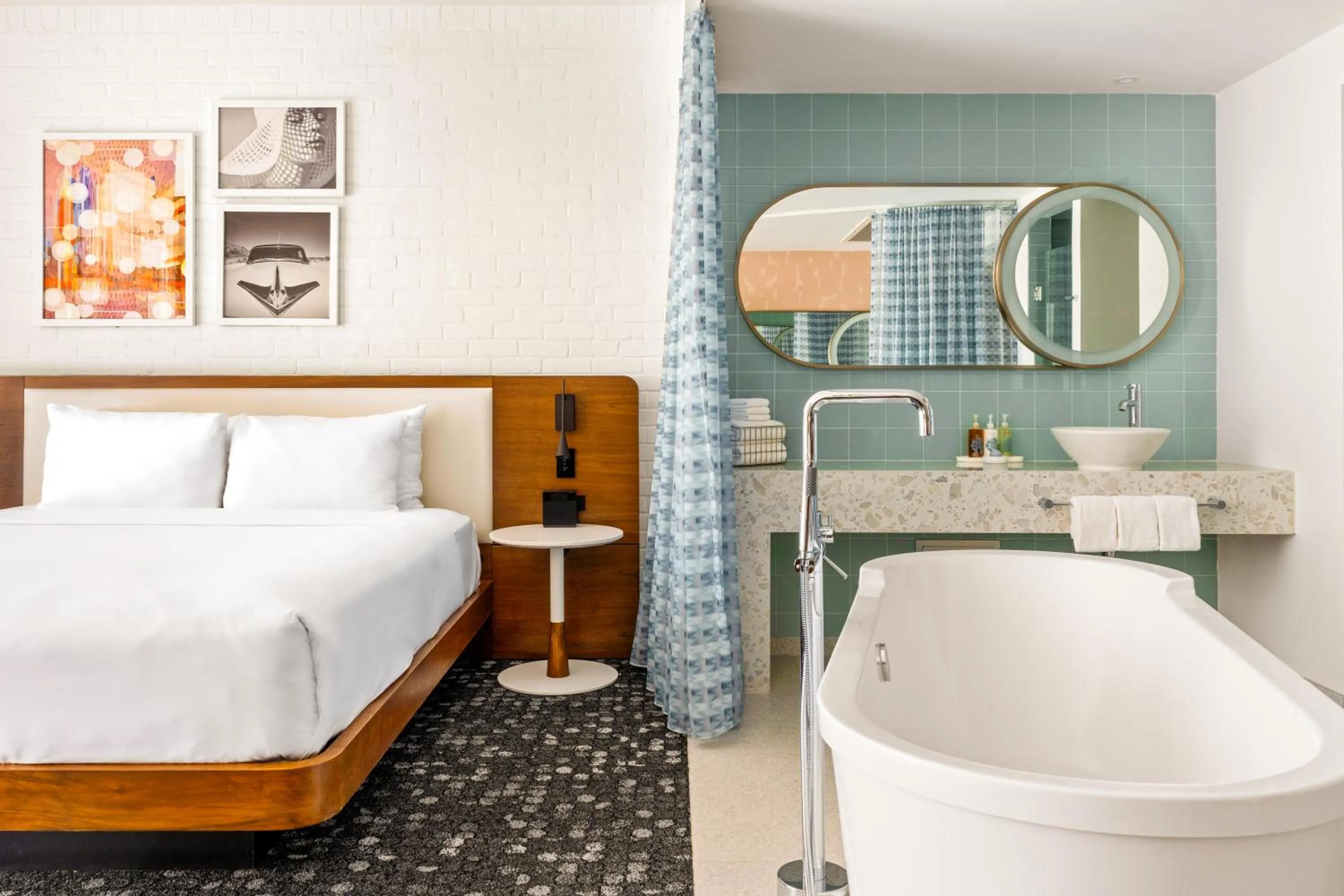 Bathroom, Bed in Hotel Valley Ho