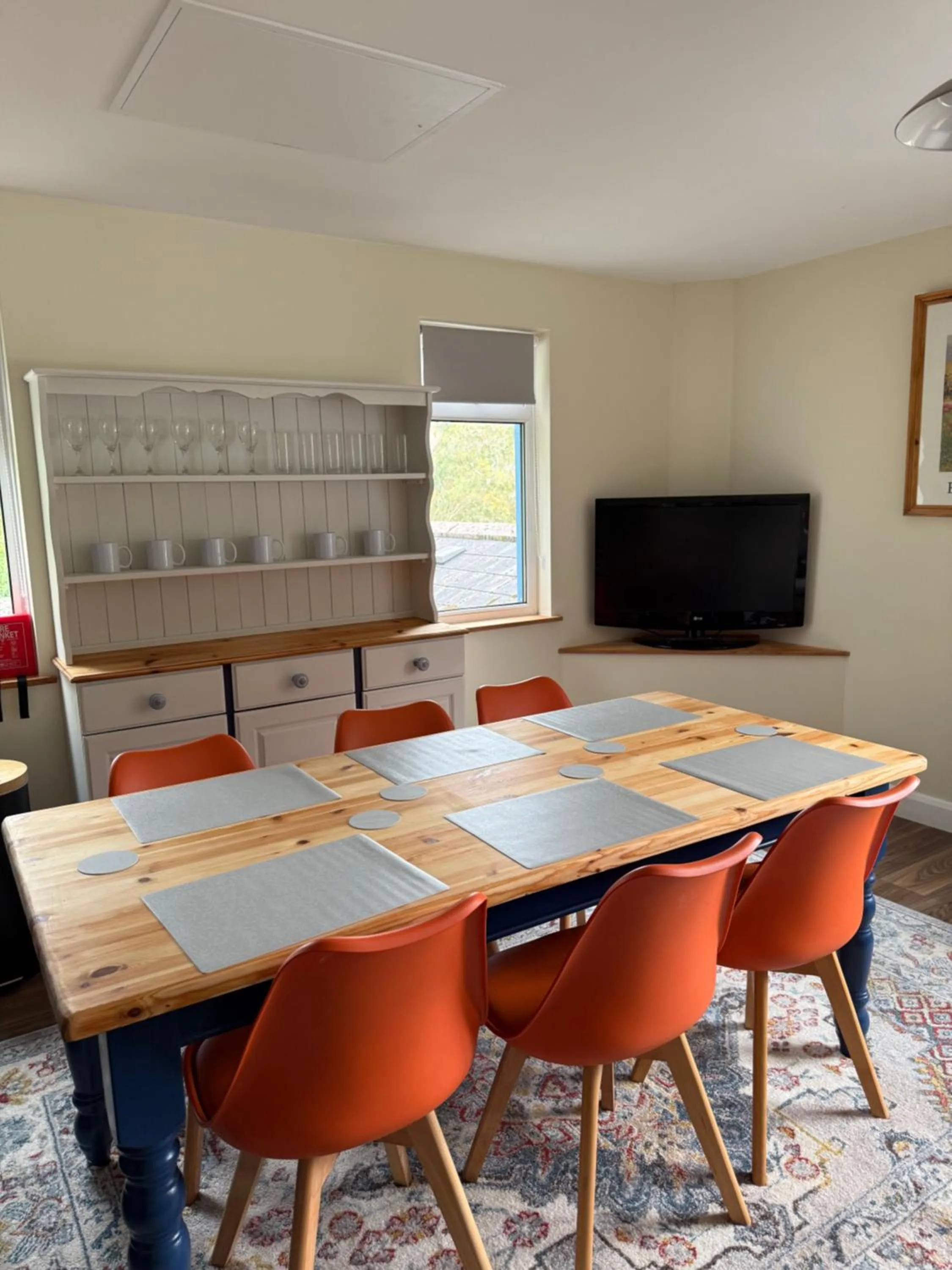 Communal lounge/ TV room in Trengilly Wartha Inn