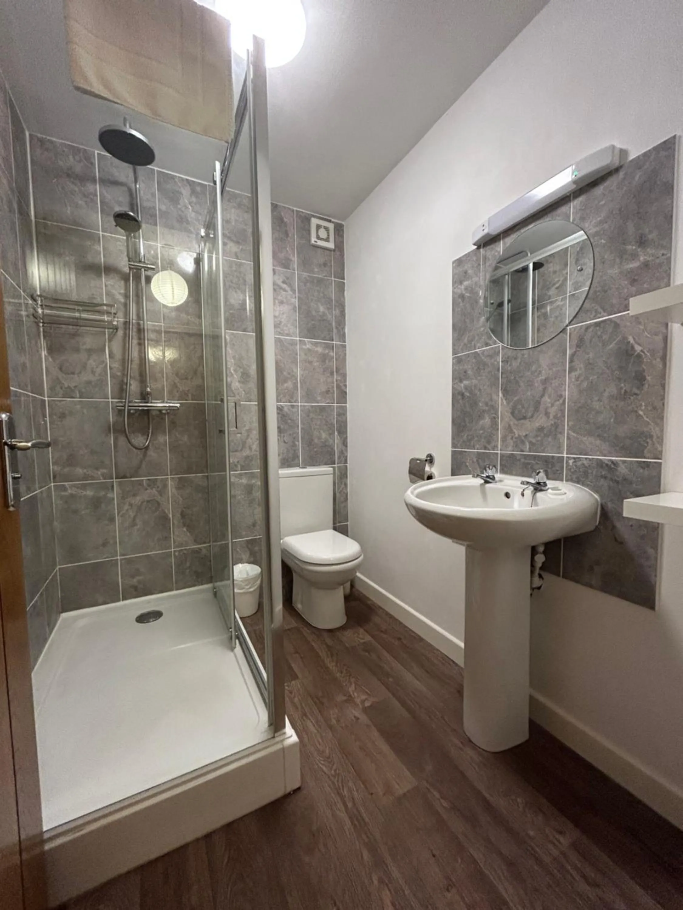 Shower in Trengilly Wartha Inn