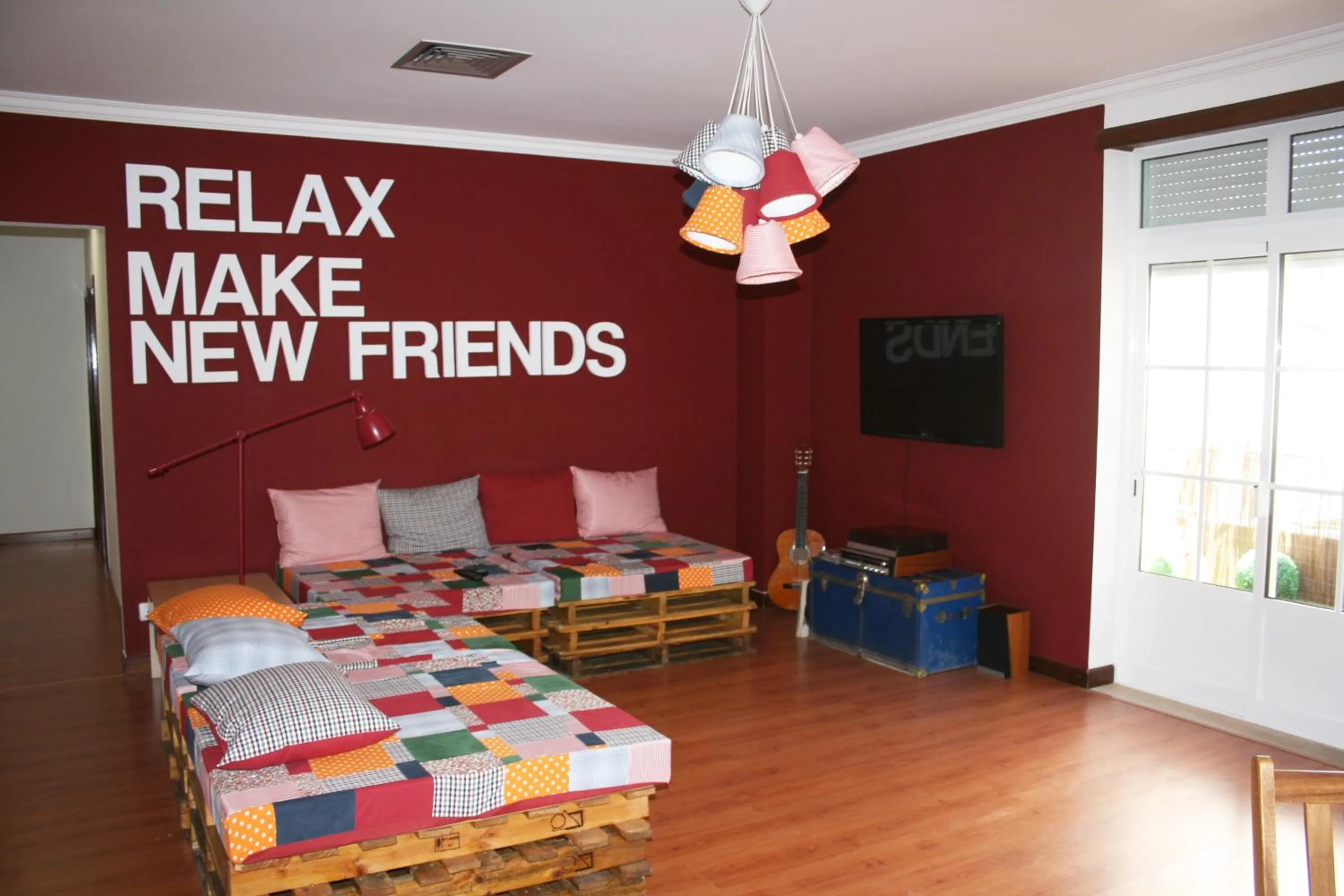 Communal lounge/ TV room, Bed in Hostel 2300 Thomar