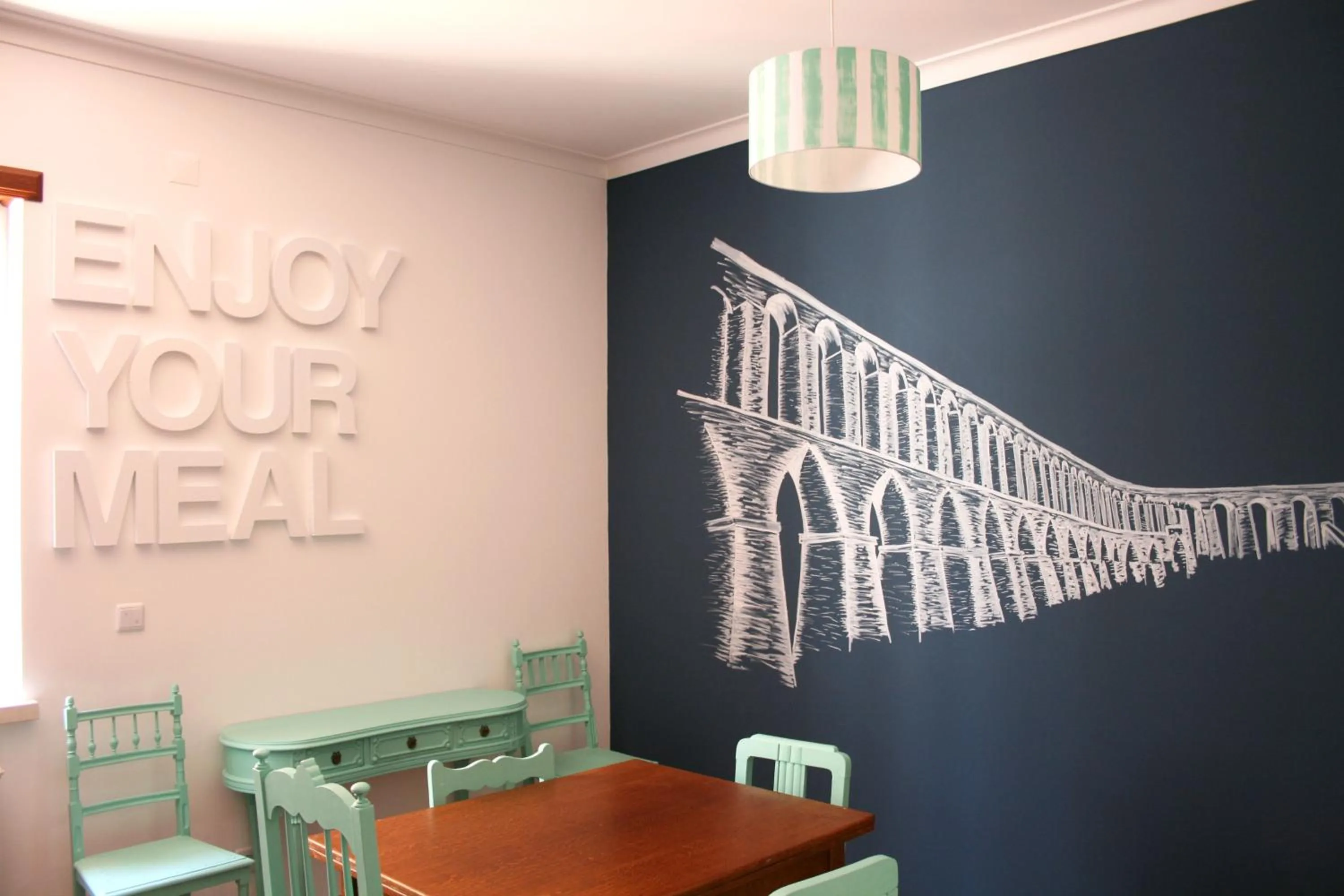 Dining area in Hostel 2300 Thomar