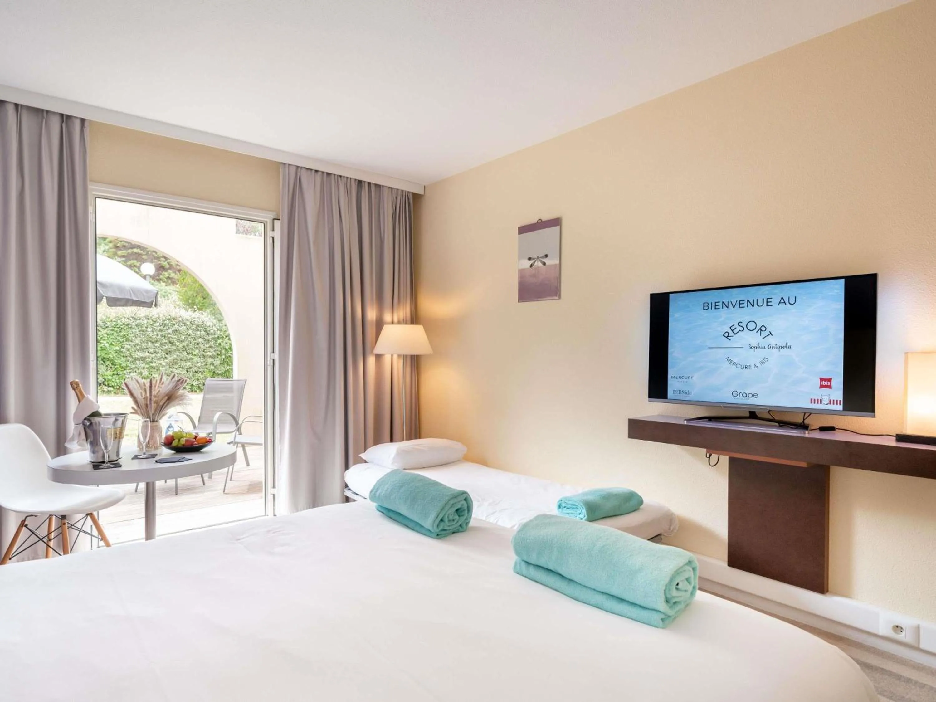 Bedroom, Bed in Mercure Antibes Sophia Antipolis