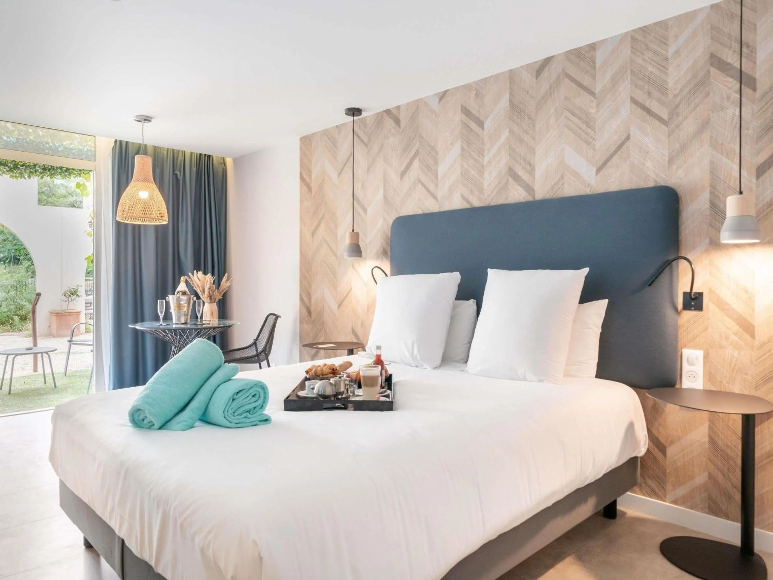 Bedroom, Bed in Mercure Antibes Sophia Antipolis