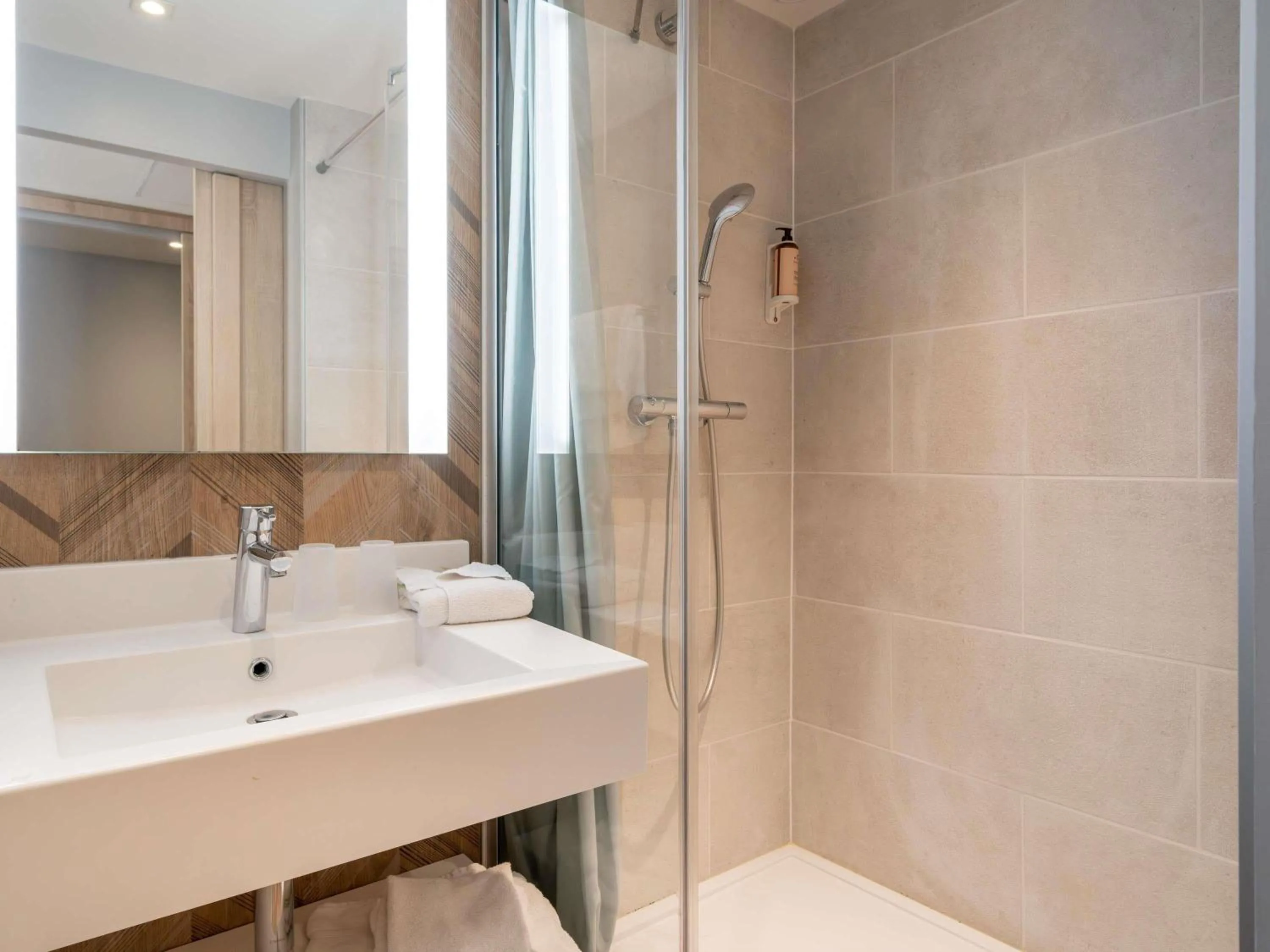 Bedroom in Mercure Antibes Sophia Antipolis