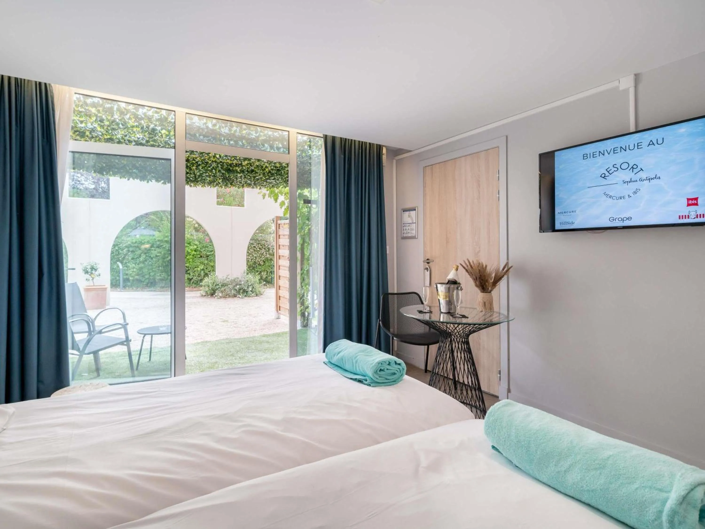 Bedroom, Bed in Mercure Antibes Sophia Antipolis