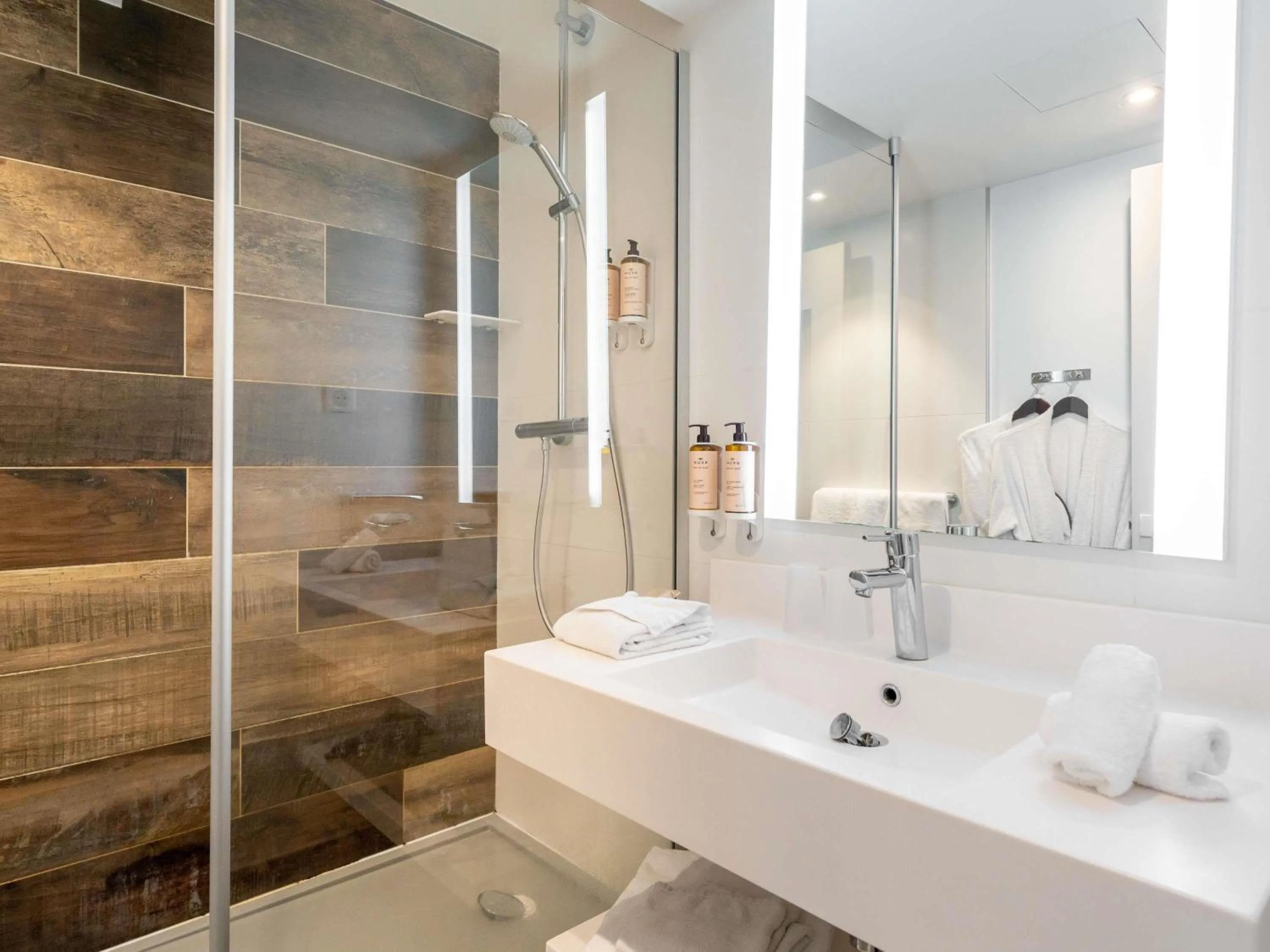 Bedroom in Mercure Antibes Sophia Antipolis