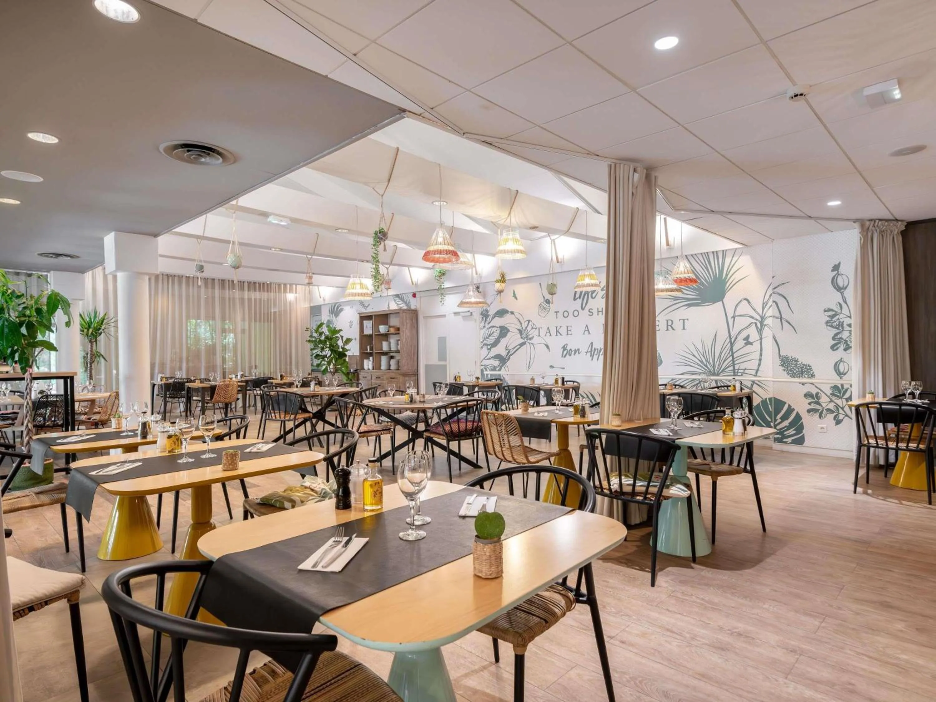 Restaurant/places to eat in Mercure Antibes Sophia Antipolis