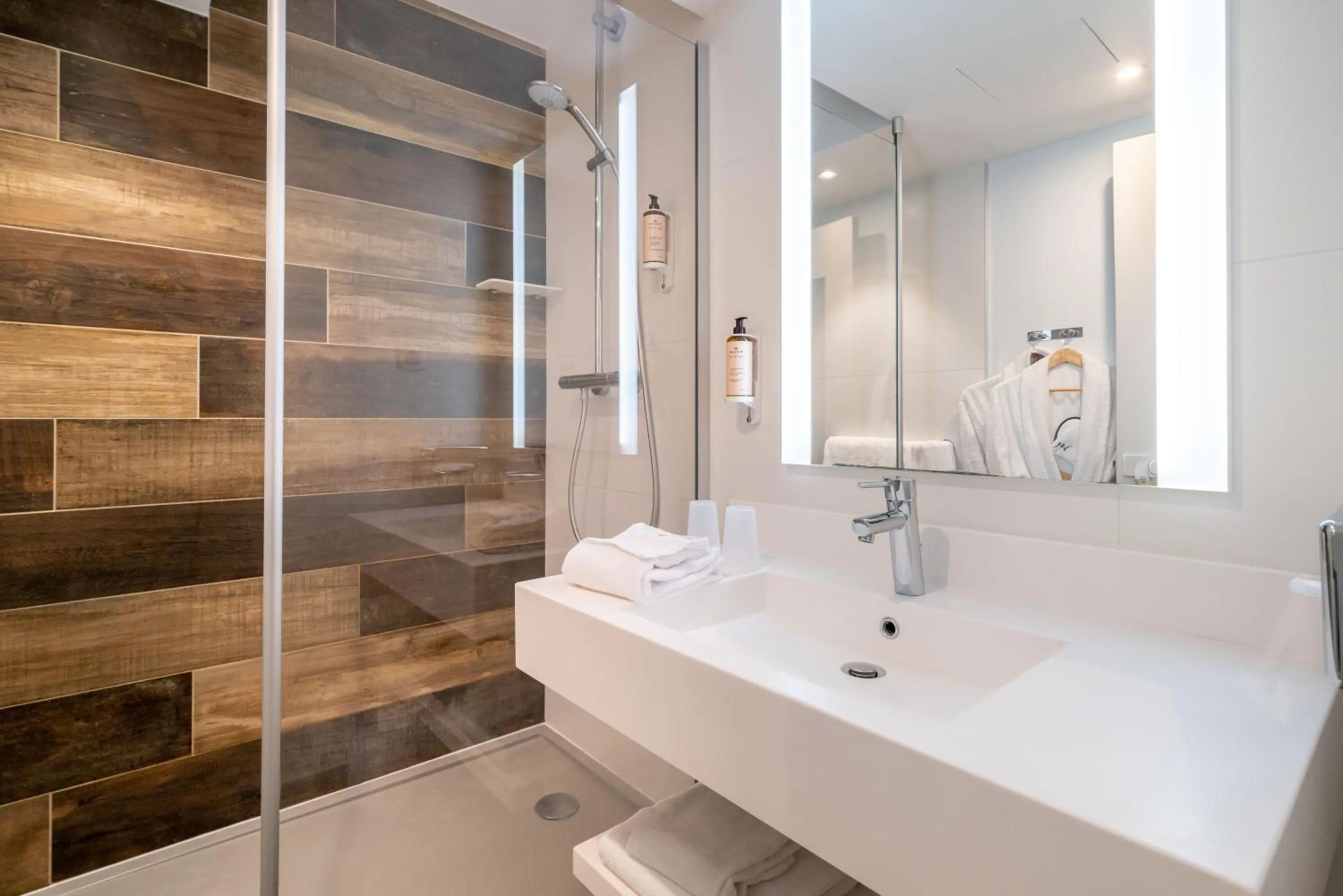 Shower in Mercure Antibes Sophia Antipolis