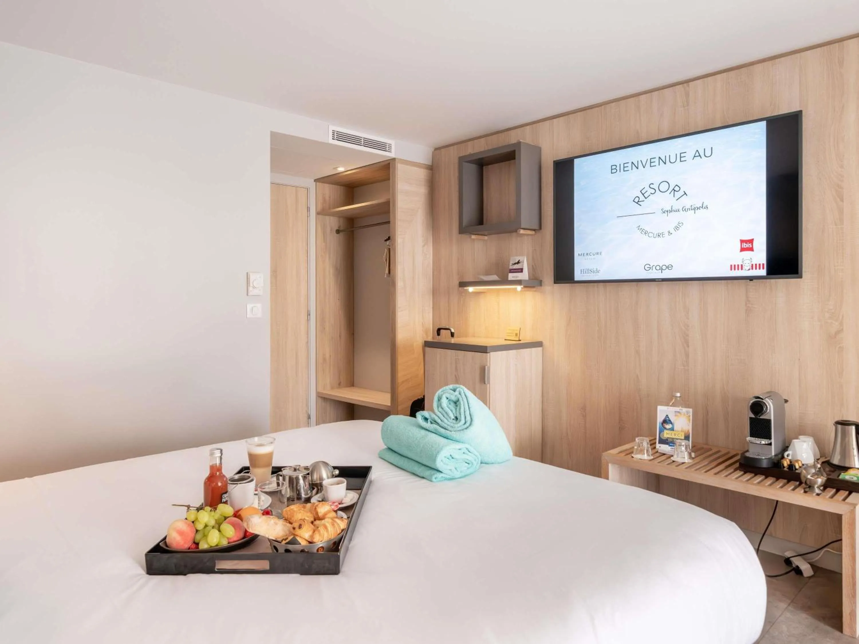 Breakfast, Bed in Mercure Antibes Sophia Antipolis